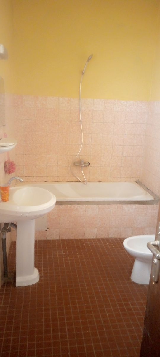 Maison (Villa) à louer - Yaoundé, Bastos, Bastos - 1 salon(s), 3 chambre(s), 2 salle(s) de bains - 1 000 000 FCFA / mois