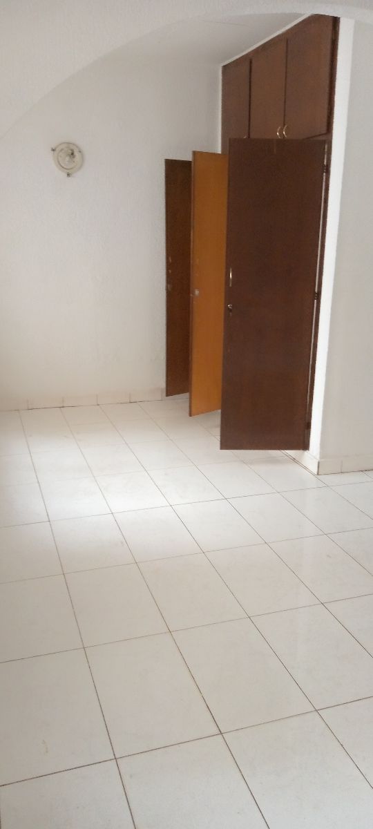 Maison (Villa) à louer - Yaoundé, Bastos, Bastos - 1 salon(s), 3 chambre(s), 2 salle(s) de bains - 1 000 000 FCFA / mois
