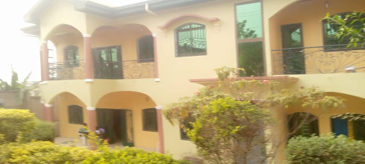 Apartment to rent - Yaoundé, Mfandena, Pas loin de la mobil - 1 living room(s), 2 bedroom(s), 3 bathroom(s) - 350 000 FCFA / month