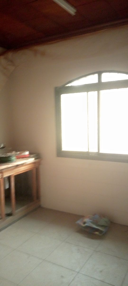 Apartment to rent - Yaoundé, Mfandena, Pas loin de la mobil - 1 living room(s), 2 bedroom(s), 3 bathroom(s) - 350 000 FCFA / month
