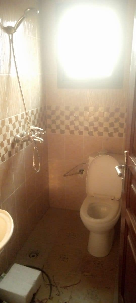 Apartment to rent - Yaoundé, Mfandena, Pas loin de la mobil - 1 living room(s), 2 bedroom(s), 3 bathroom(s) - 350 000 FCFA / month