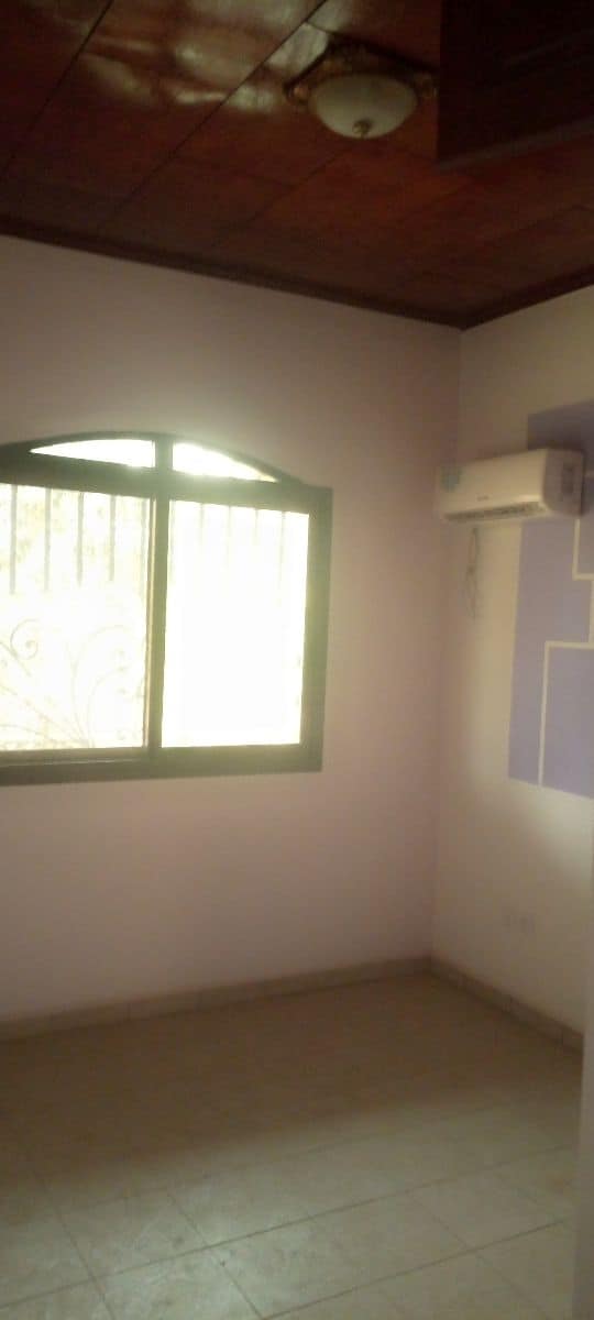 Apartment to rent - Yaoundé, Mfandena, Pas loin de la mobil - 1 living room(s), 2 bedroom(s), 3 bathroom(s) - 350 000 FCFA / month