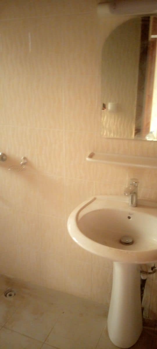 Apartment to rent - Yaoundé, Mfandena, Pas loin de la mobil - 1 living room(s), 2 bedroom(s), 3 bathroom(s) - 350 000 FCFA / month