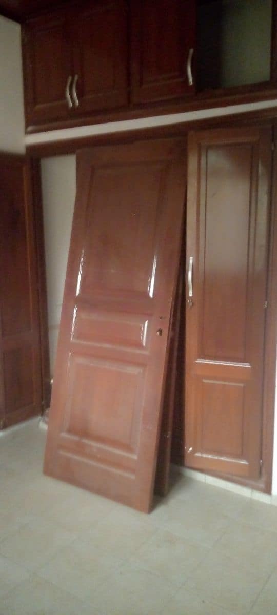 Apartment to rent - Yaoundé, Mfandena, Pas loin de la mobil - 1 living room(s), 2 bedroom(s), 3 bathroom(s) - 350 000 FCFA / month