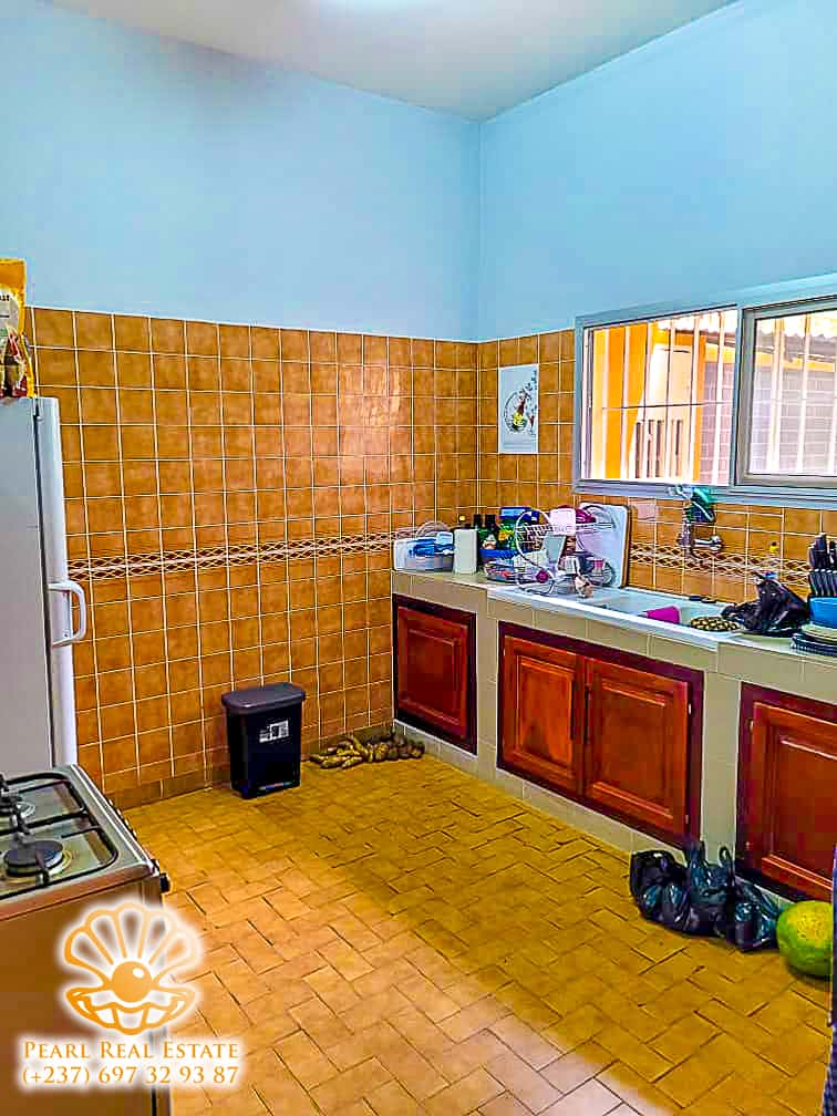 Maison (Villa) à louer - Yaoundé, Bastos, Carrefour Bastos - 1 salon(s), 4 chambre(s), 3 salle(s) de bains - 1 500 000 FCFA / mois