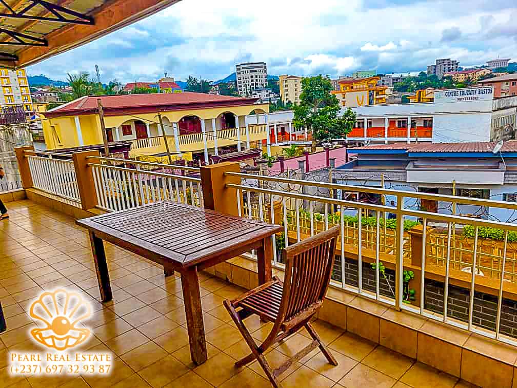 Maison (Villa) à louer - Yaoundé, Bastos, Carrefour Bastos - 1 salon(s), 4 chambre(s), 3 salle(s) de bains - 1 500 000 FCFA / mois