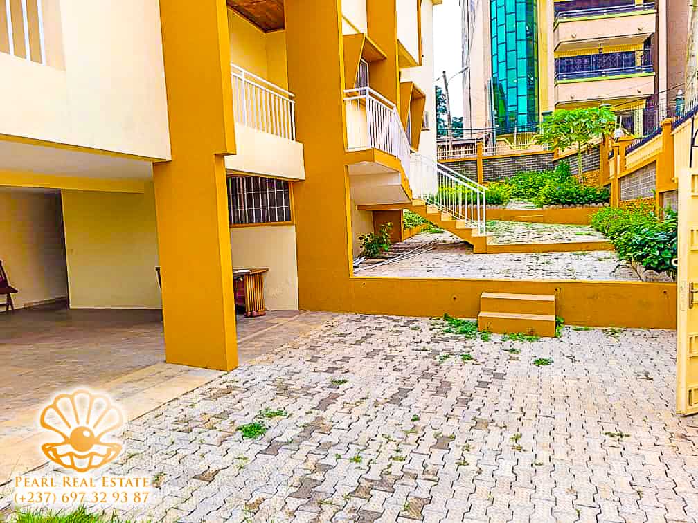 Maison (Villa) à louer - Yaoundé, Bastos, Carrefour Bastos - 1 salon(s), 4 chambre(s), 3 salle(s) de bains - 1 500 000 FCFA / mois