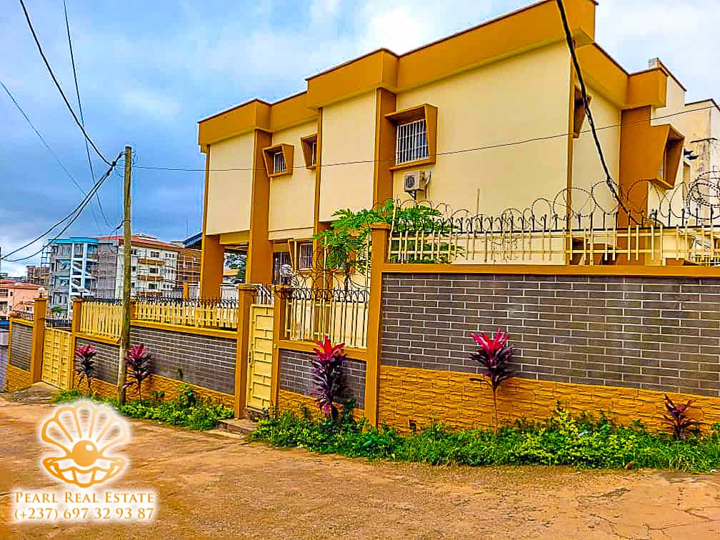 Maison (Villa) à louer - Yaoundé, Bastos, Carrefour Bastos - 1 salon(s), 4 chambre(s), 3 salle(s) de bains - 1 500 000 FCFA / mois