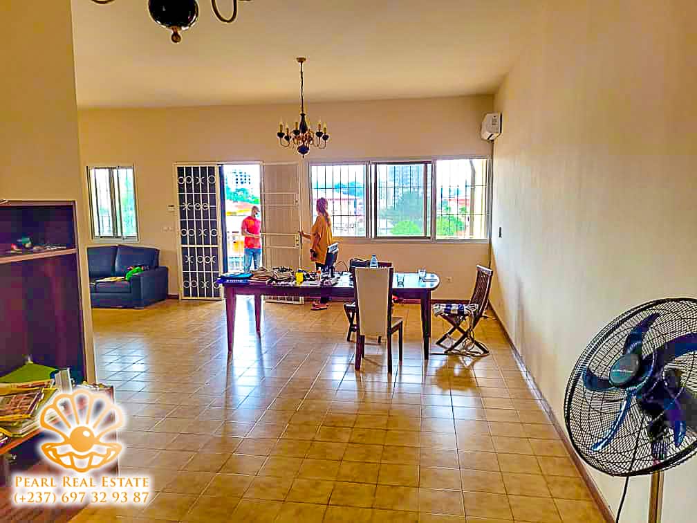 Maison (Villa) à louer - Yaoundé, Bastos, Carrefour Bastos - 1 salon(s), 4 chambre(s), 3 salle(s) de bains - 1 500 000 FCFA / mois