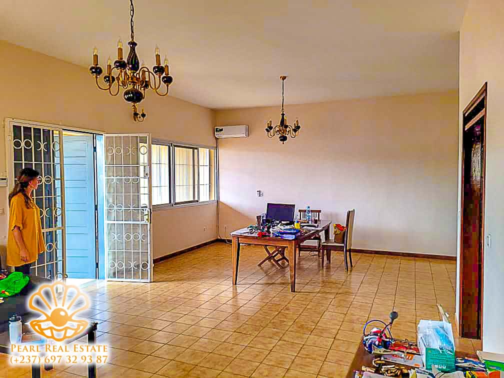 Maison (Villa) à louer - Yaoundé, Bastos, Carrefour Bastos - 1 salon(s), 4 chambre(s), 3 salle(s) de bains - 1 500 000 FCFA / mois