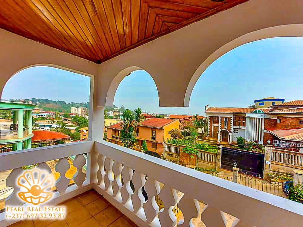 Maison (Villa) à louer - Yaoundé, Bastos, Carrefour Bastos - 1 salon(s), 4 chambre(s), 3 salle(s) de bains - 2 500 000 FCFA / mois