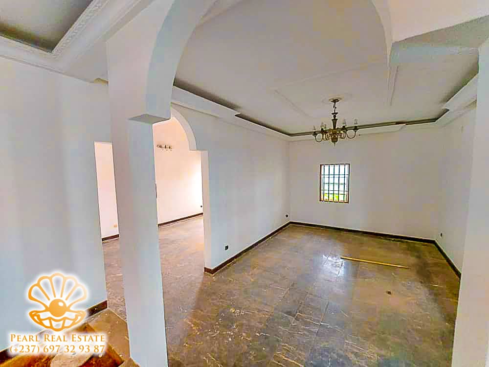Maison (Villa) à louer - Yaoundé, Bastos, Carrefour Bastos - 1 salon(s), 4 chambre(s), 3 salle(s) de bains - 2 500 000 FCFA / mois