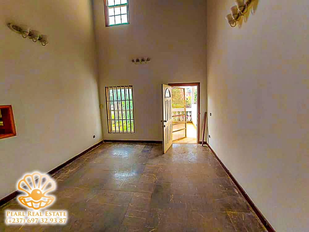 Maison (Villa) à louer - Yaoundé, Bastos, Carrefour Bastos - 1 salon(s), 4 chambre(s), 3 salle(s) de bains - 2 500 000 FCFA / mois