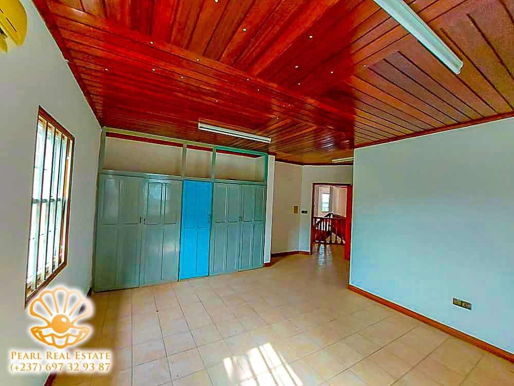 Maison (Villa) à louer - Yaoundé, Bastos, Carrefour Bastos - 1 salon(s), 4 chambre(s), 3 salle(s) de bains - 2 500 000 FCFA / mois