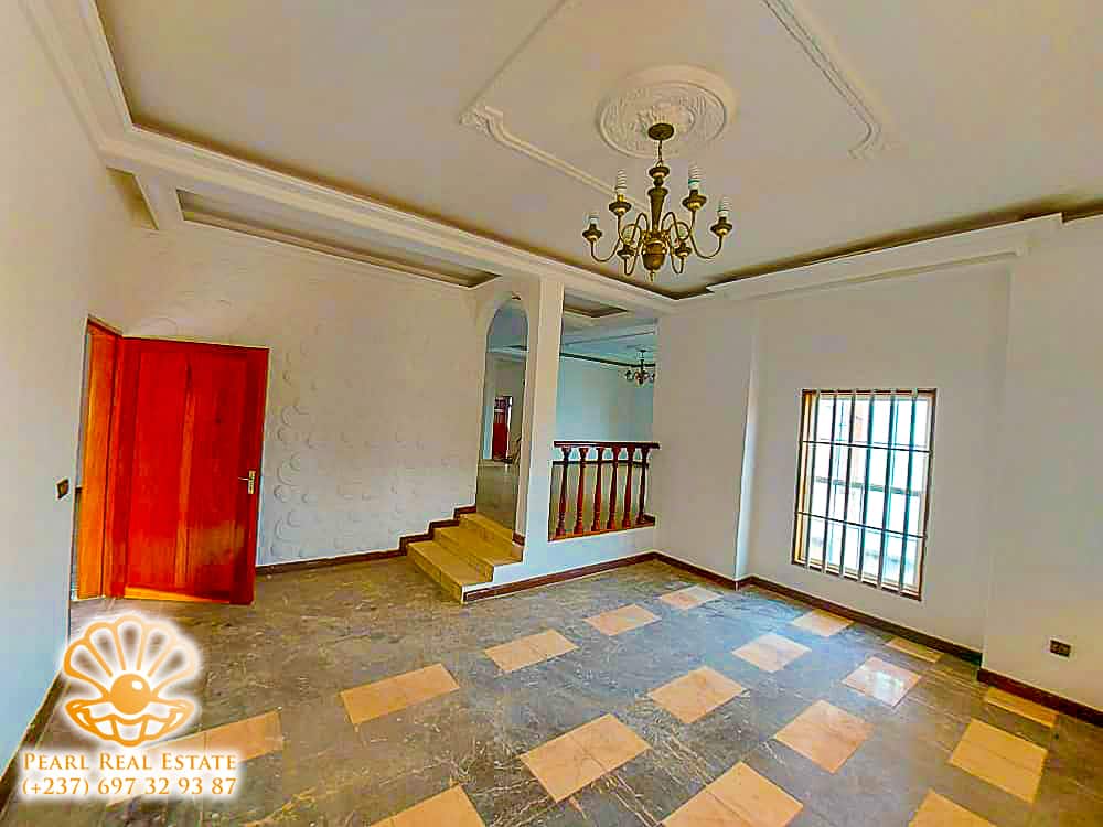 Maison (Villa) à louer - Yaoundé, Bastos, Carrefour Bastos - 1 salon(s), 4 chambre(s), 3 salle(s) de bains - 2 500 000 FCFA / mois