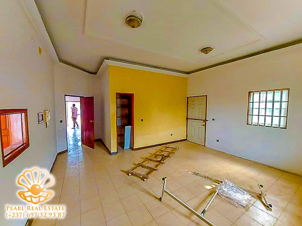 Maison (Villa) à louer - Yaoundé, Bastos, Carrefour Bastos - 1 salon(s), 4 chambre(s), 3 salle(s) de bains - 2 500 000 FCFA / mois