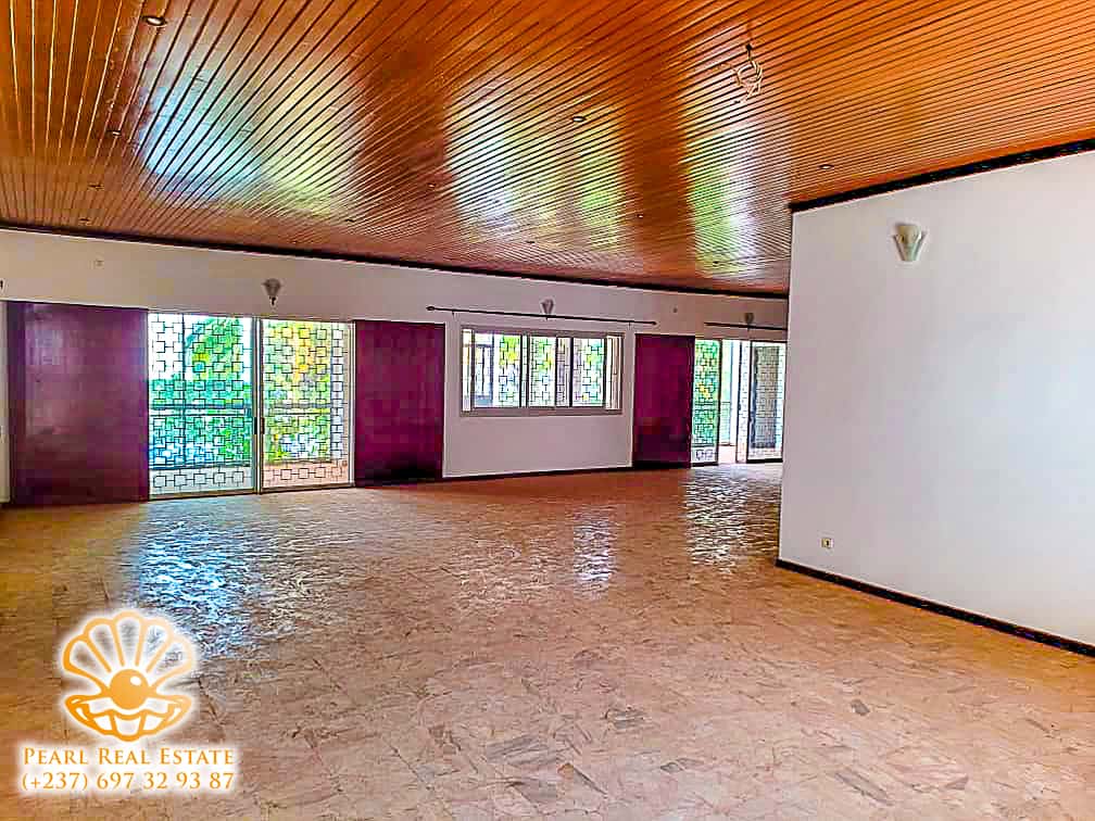 Maison (Villa) à louer - Yaoundé, Bastos, Ambassade de Chine - 1 salon(s), 4 chambre(s), 3 salle(s) de bains - 2 500 000 FCFA / mois