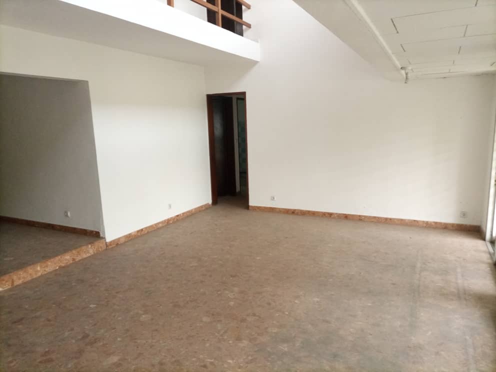 Maison (Villa) à louer - Douala, Bonanjo, centre - 1 salon(s), 4 chambre(s), 3 salle(s) de bains - 1 800 000 FCFA / mois