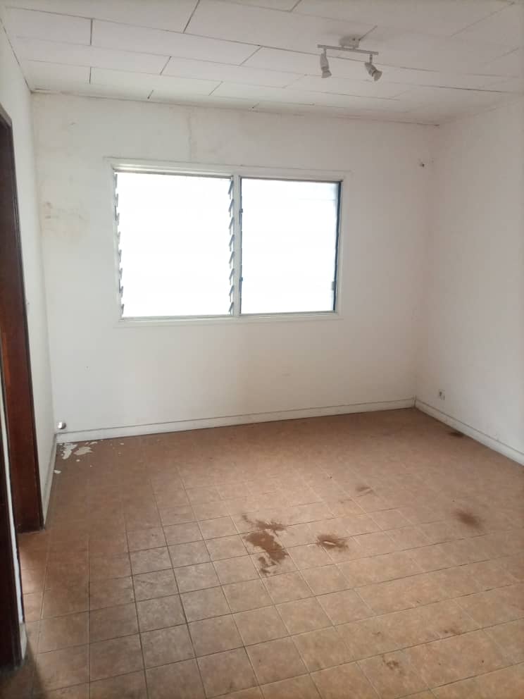 Maison (Villa) à louer - Douala, Bonanjo, centre - 1 salon(s), 4 chambre(s), 3 salle(s) de bains - 1 800 000 FCFA / mois