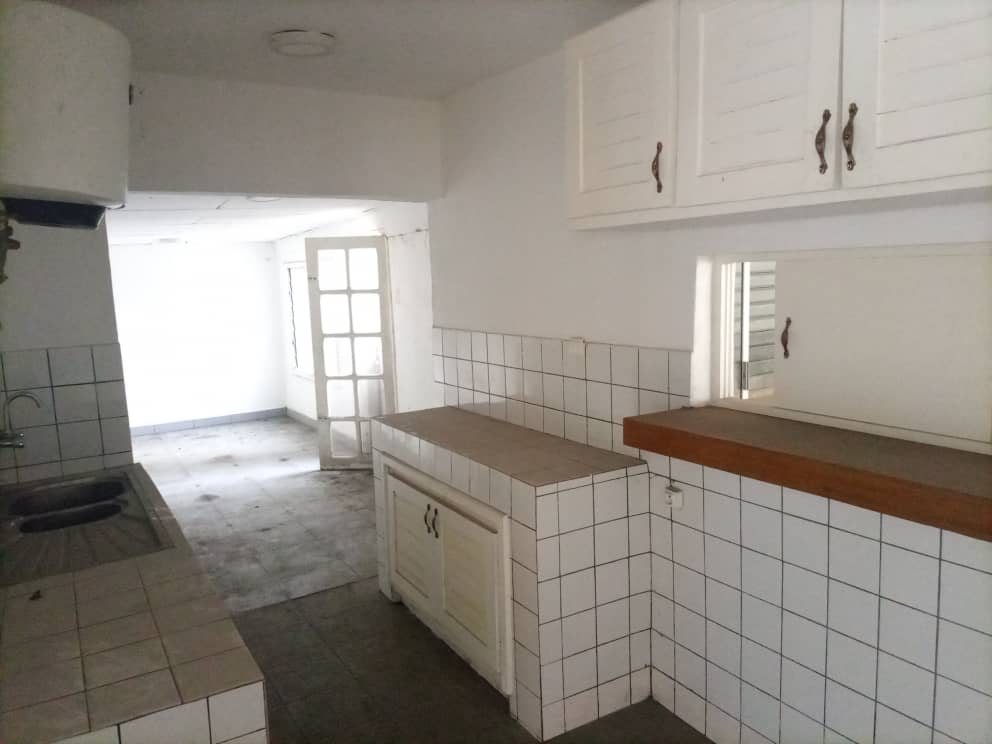 Maison (Villa) à louer - Douala, Bonanjo, centre - 1 salon(s), 4 chambre(s), 3 salle(s) de bains - 1 800 000 FCFA / mois