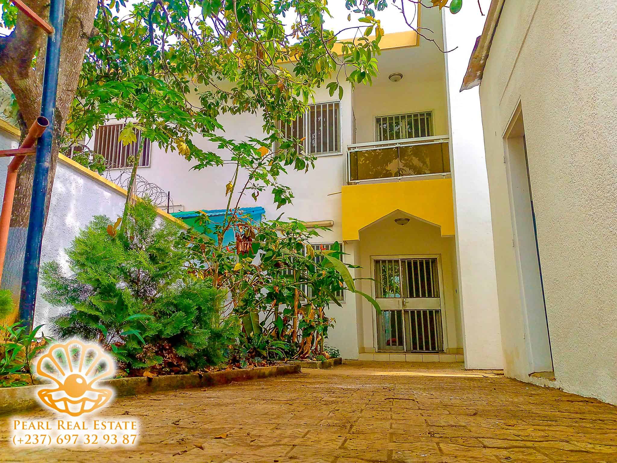 Maison (Villa) à louer - Yaoundé, Bastos, Carrefour Bastos - 1 salon(s), 4 chambre(s), 3 salle(s) de bains - 1 500 000 FCFA / mois