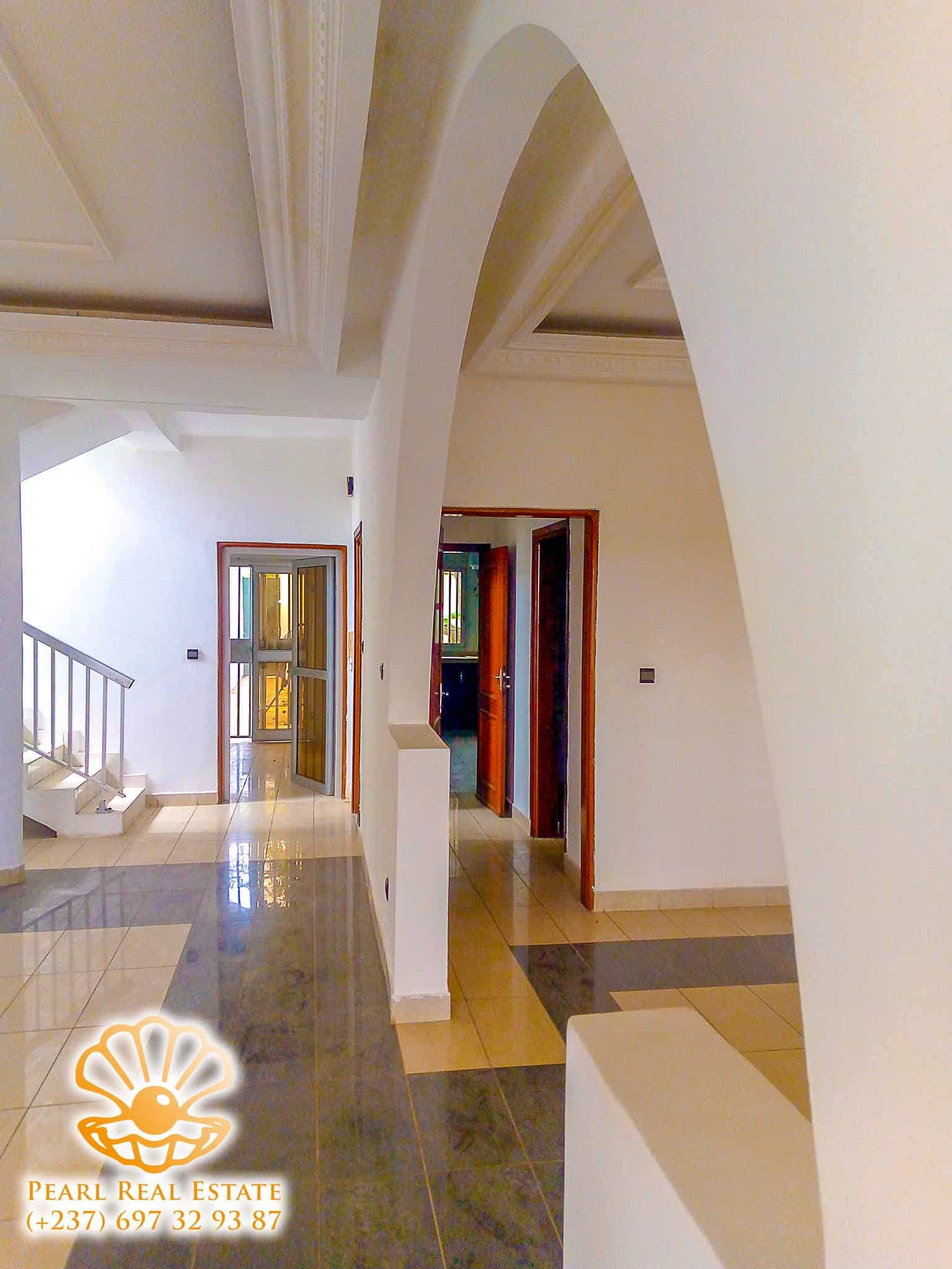 Maison (Villa) à louer - Yaoundé, Bastos, Carrefour Bastos - 1 salon(s), 4 chambre(s), 3 salle(s) de bains - 1 500 000 FCFA / mois