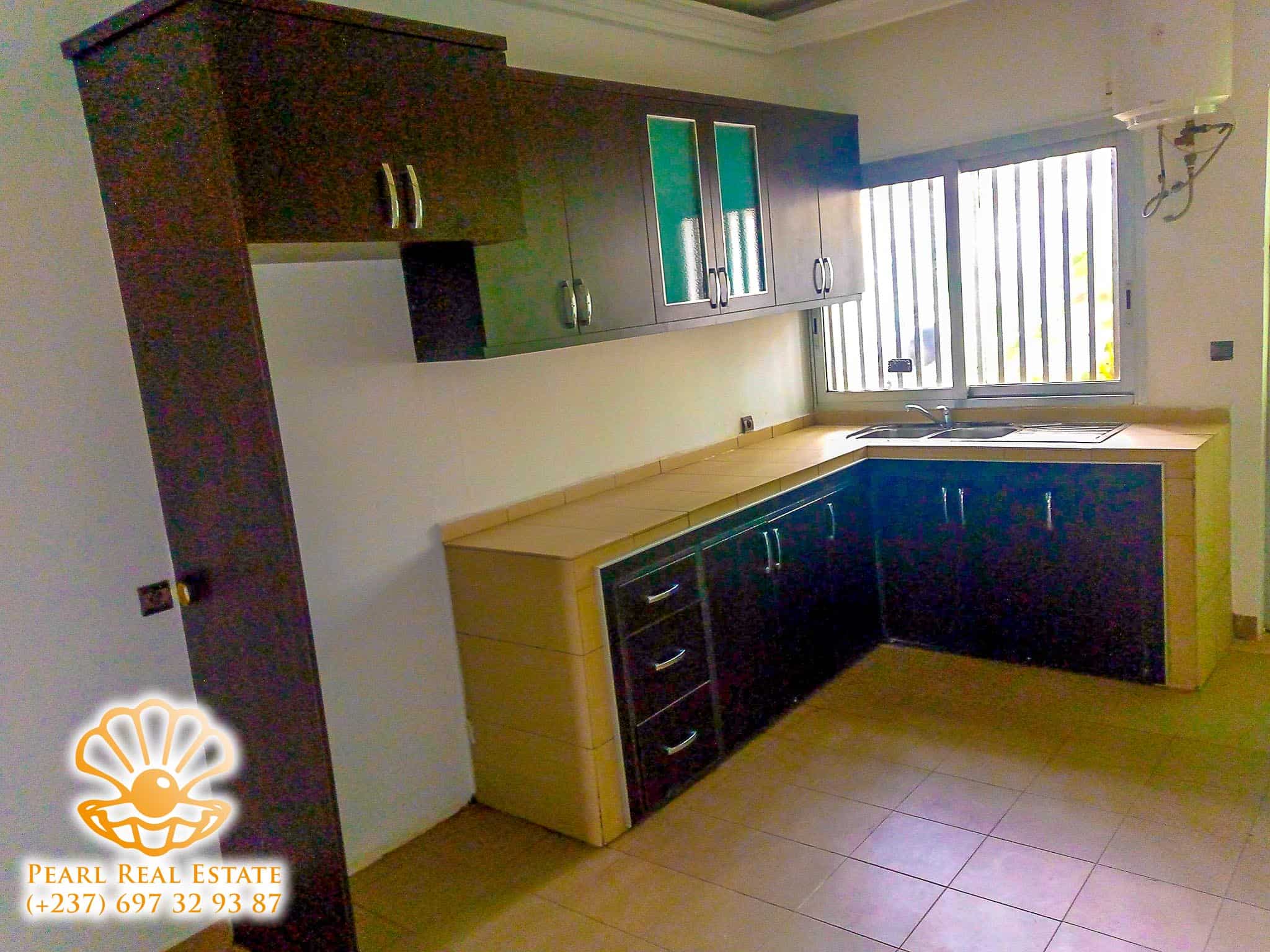 Maison (Villa) à louer - Yaoundé, Bastos, Carrefour Bastos - 1 salon(s), 4 chambre(s), 3 salle(s) de bains - 1 500 000 FCFA / mois