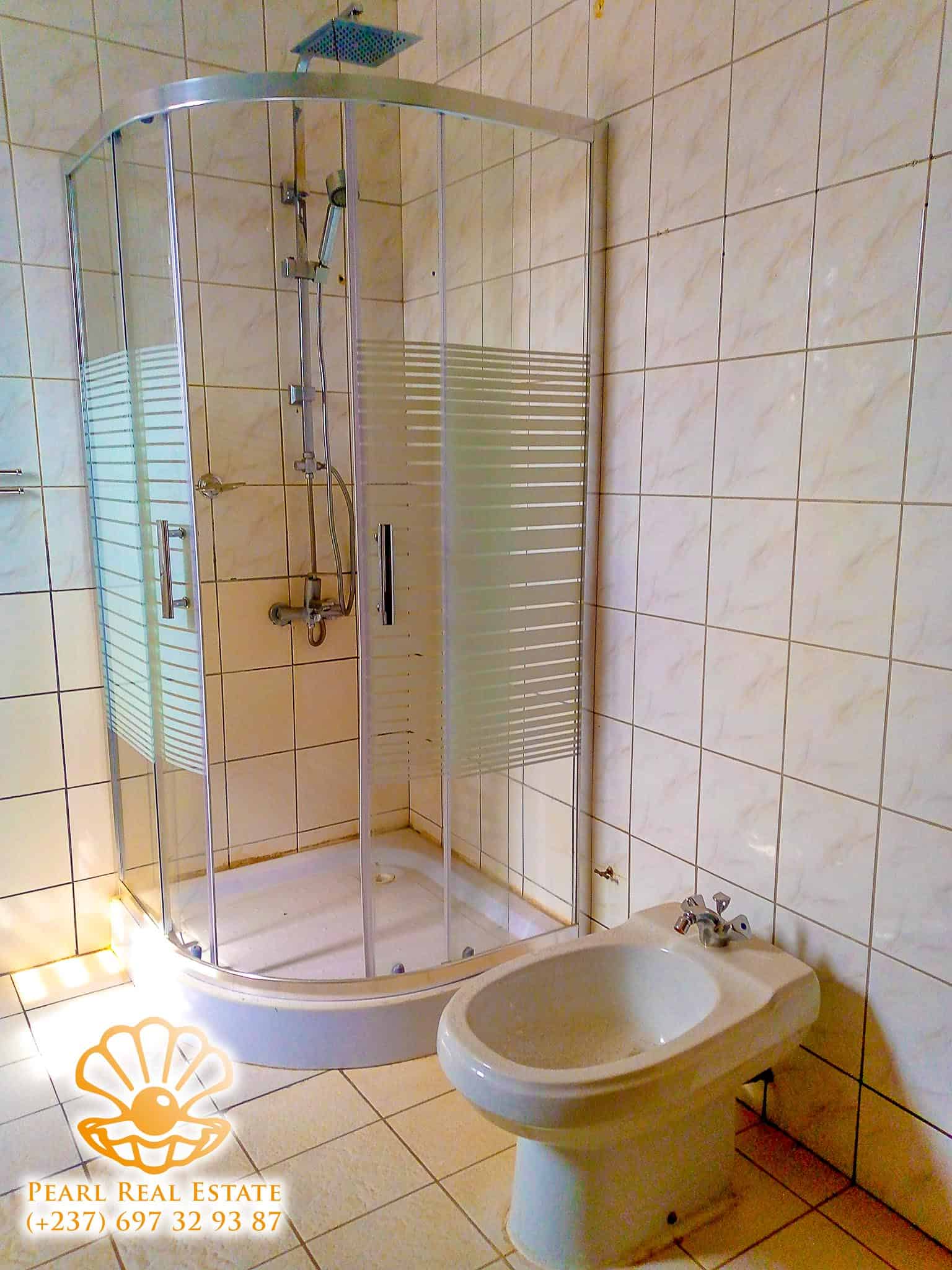 Maison (Villa) à louer - Yaoundé, Bastos, Carrefour Bastos - 1 salon(s), 4 chambre(s), 3 salle(s) de bains - 1 500 000 FCFA / mois