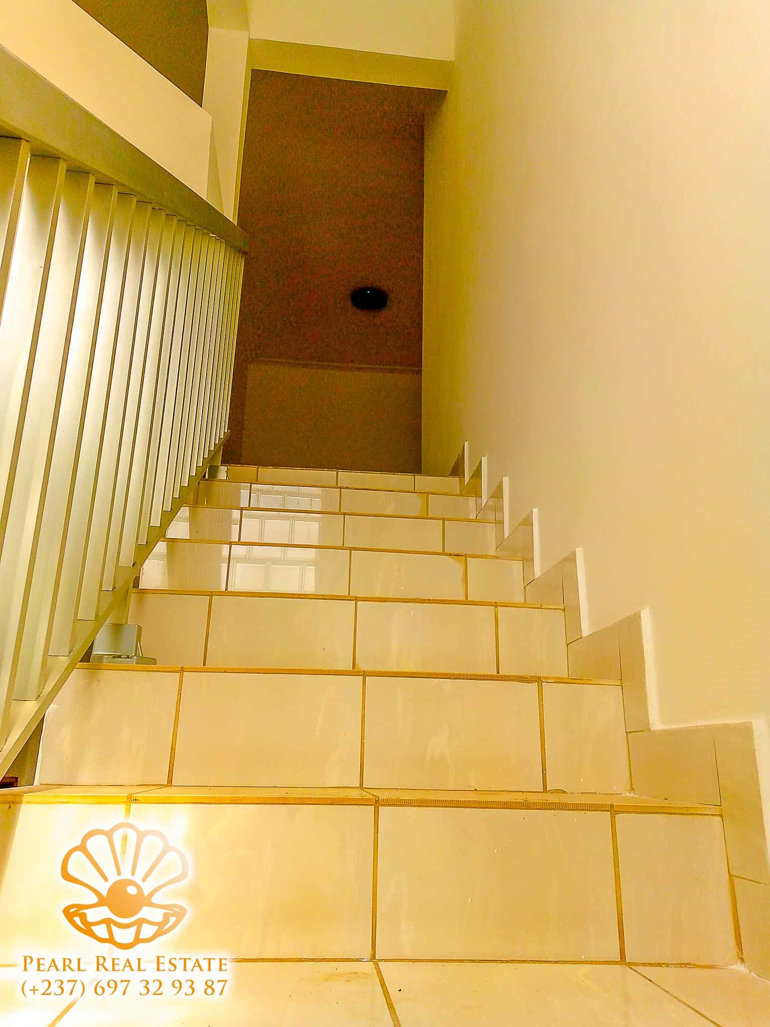 Maison (Villa) à louer - Yaoundé, Bastos, Carrefour Bastos - 1 salon(s), 4 chambre(s), 3 salle(s) de bains - 1 500 000 FCFA / mois