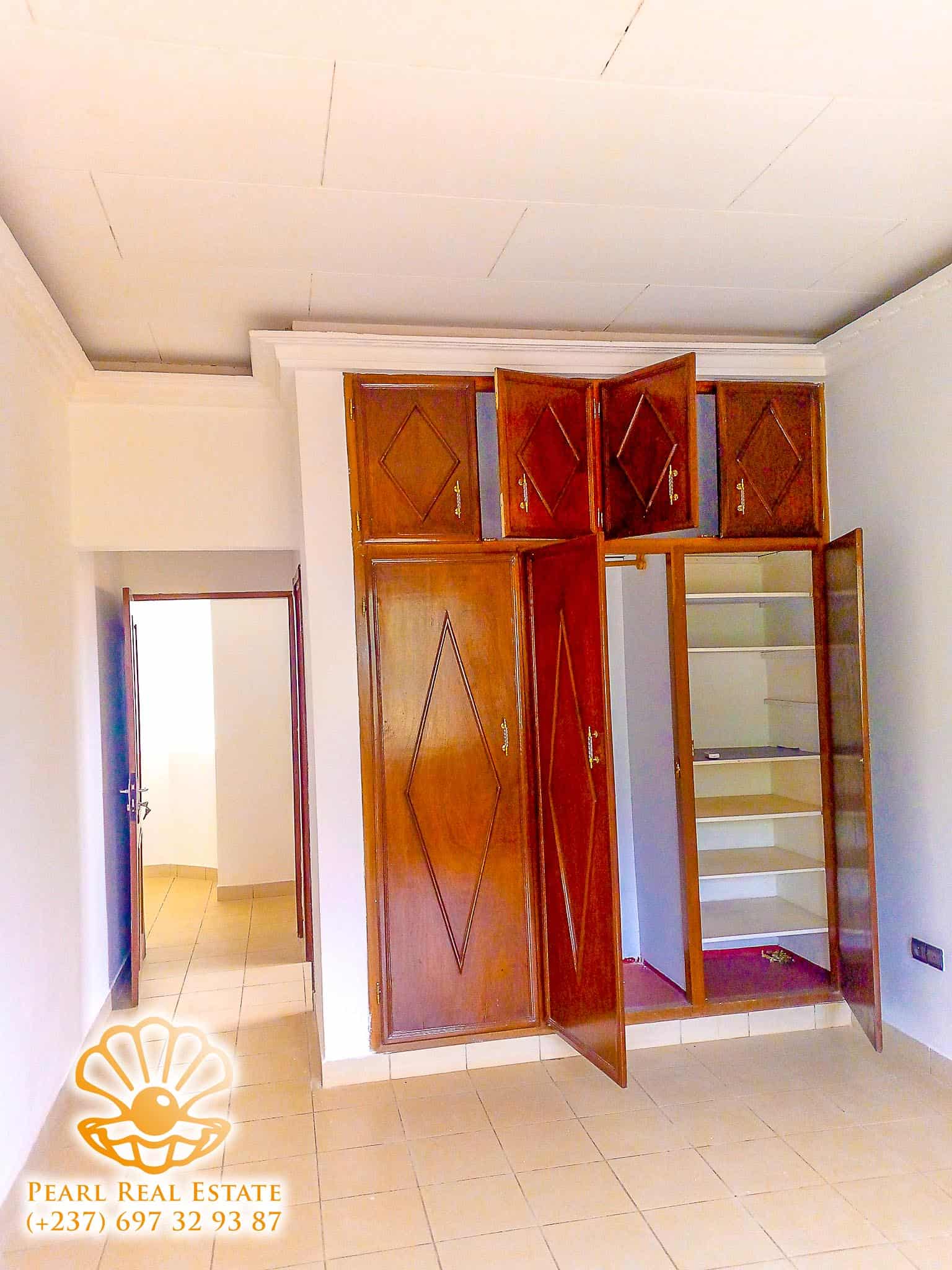Maison (Villa) à louer - Yaoundé, Bastos, Carrefour Bastos - 1 salon(s), 4 chambre(s), 3 salle(s) de bains - 1 500 000 FCFA / mois