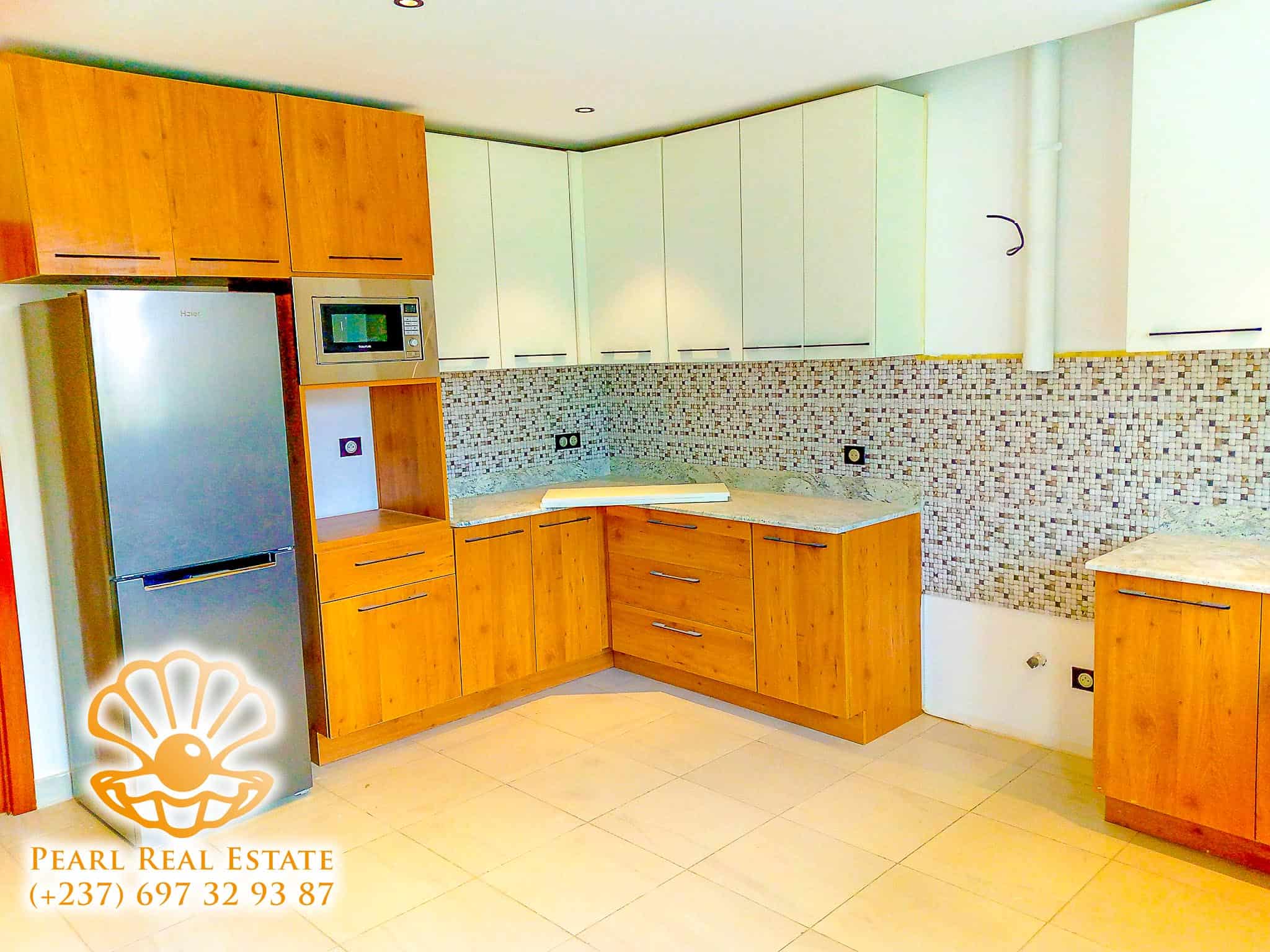 Apartment to rent - Yaoundé, Bastos, Golf - 1 living room(s), 3 bedroom(s), 2 bathroom(s) - 3 000 000 FCFA / month