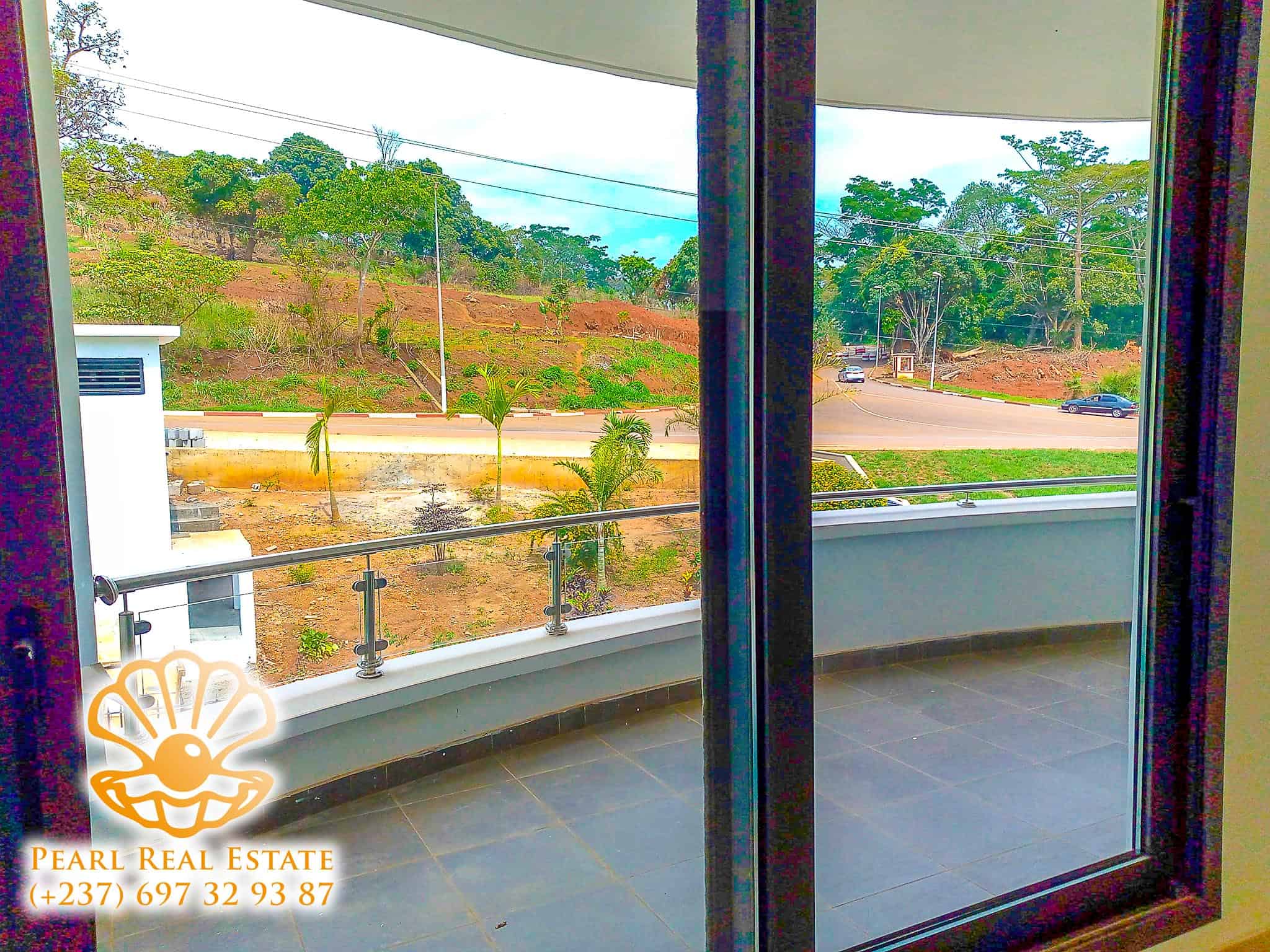 Apartment to rent - Yaoundé, Bastos, Golf - 1 living room(s), 3 bedroom(s), 2 bathroom(s) - 3 000 000 FCFA / month
