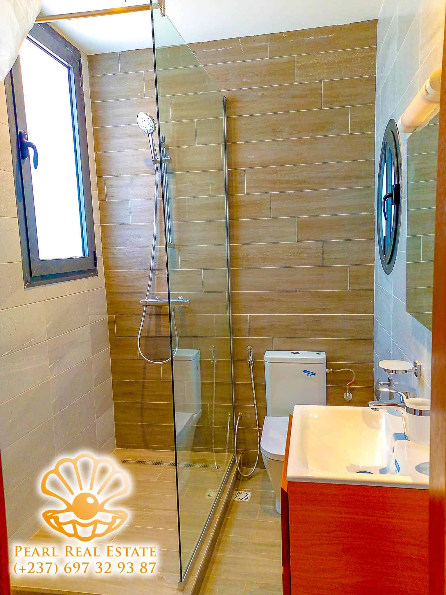 Apartment to rent - Yaoundé, Bastos, Golf - 1 living room(s), 3 bedroom(s), 2 bathroom(s) - 3 000 000 FCFA / month