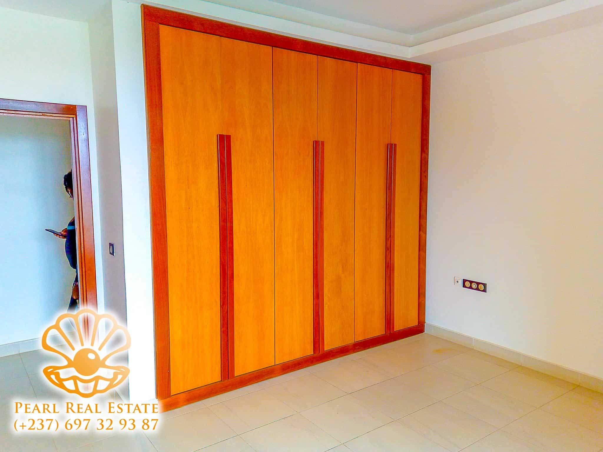 Apartment to rent - Yaoundé, Bastos, Golf - 1 living room(s), 3 bedroom(s), 2 bathroom(s) - 3 000 000 FCFA / month