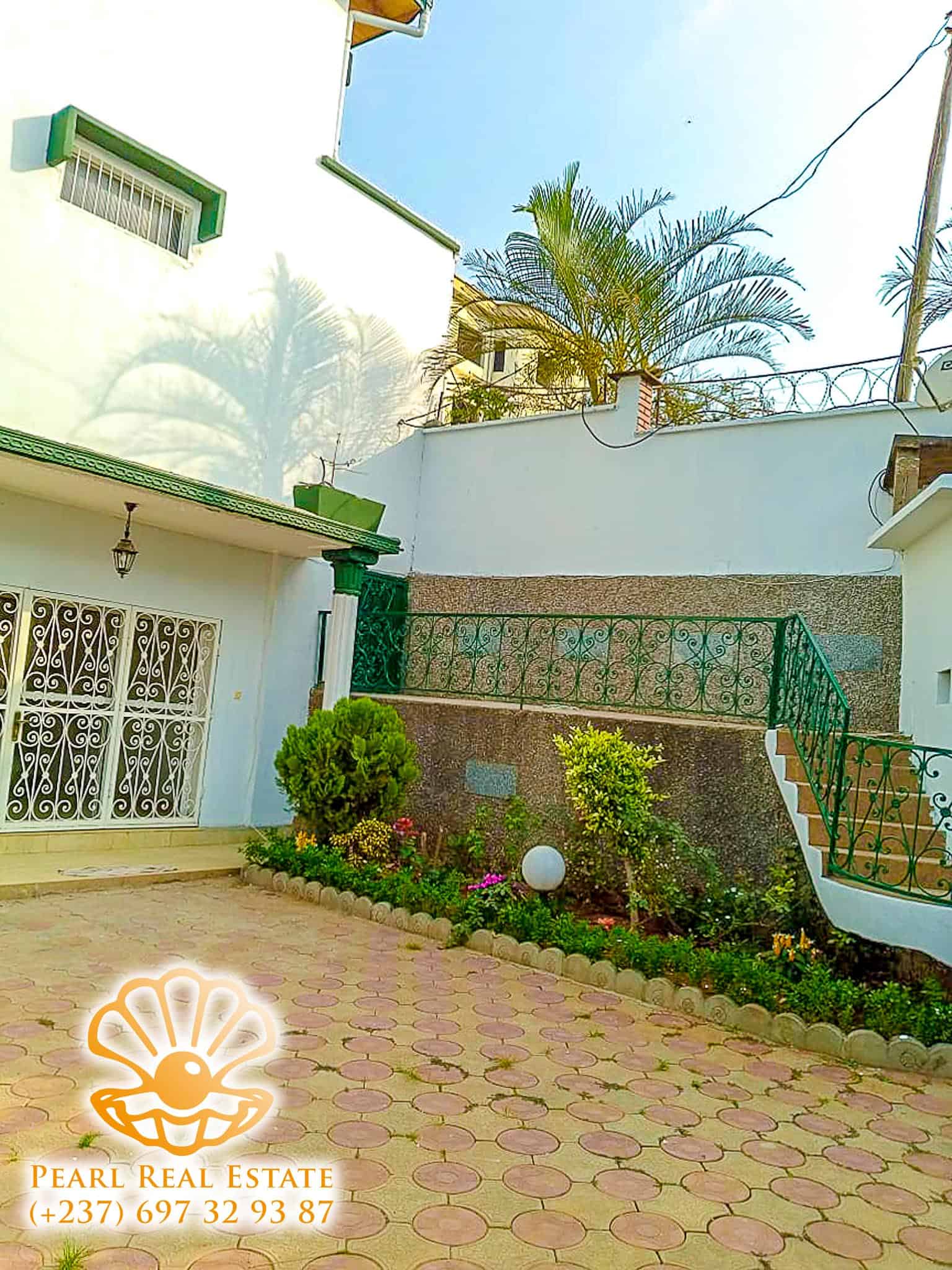 Maison (Villa) à louer - Yaoundé, Bastos, Golf - 1 salon(s), 4 chambre(s), 3 salle(s) de bains - 1 000 000 FCFA / mois