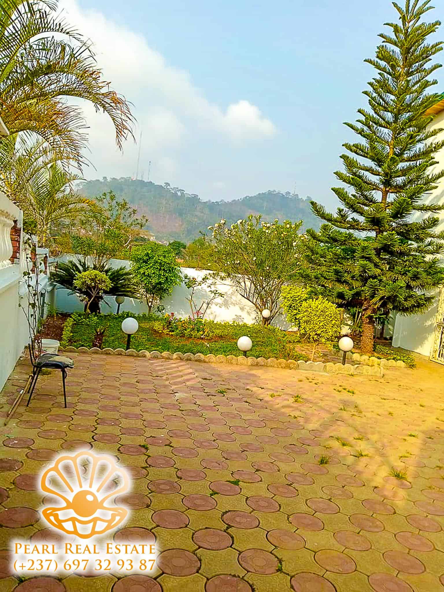 Maison (Villa) à louer - Yaoundé, Bastos, Golf - 1 salon(s), 4 chambre(s), 3 salle(s) de bains - 1 000 000 FCFA / mois