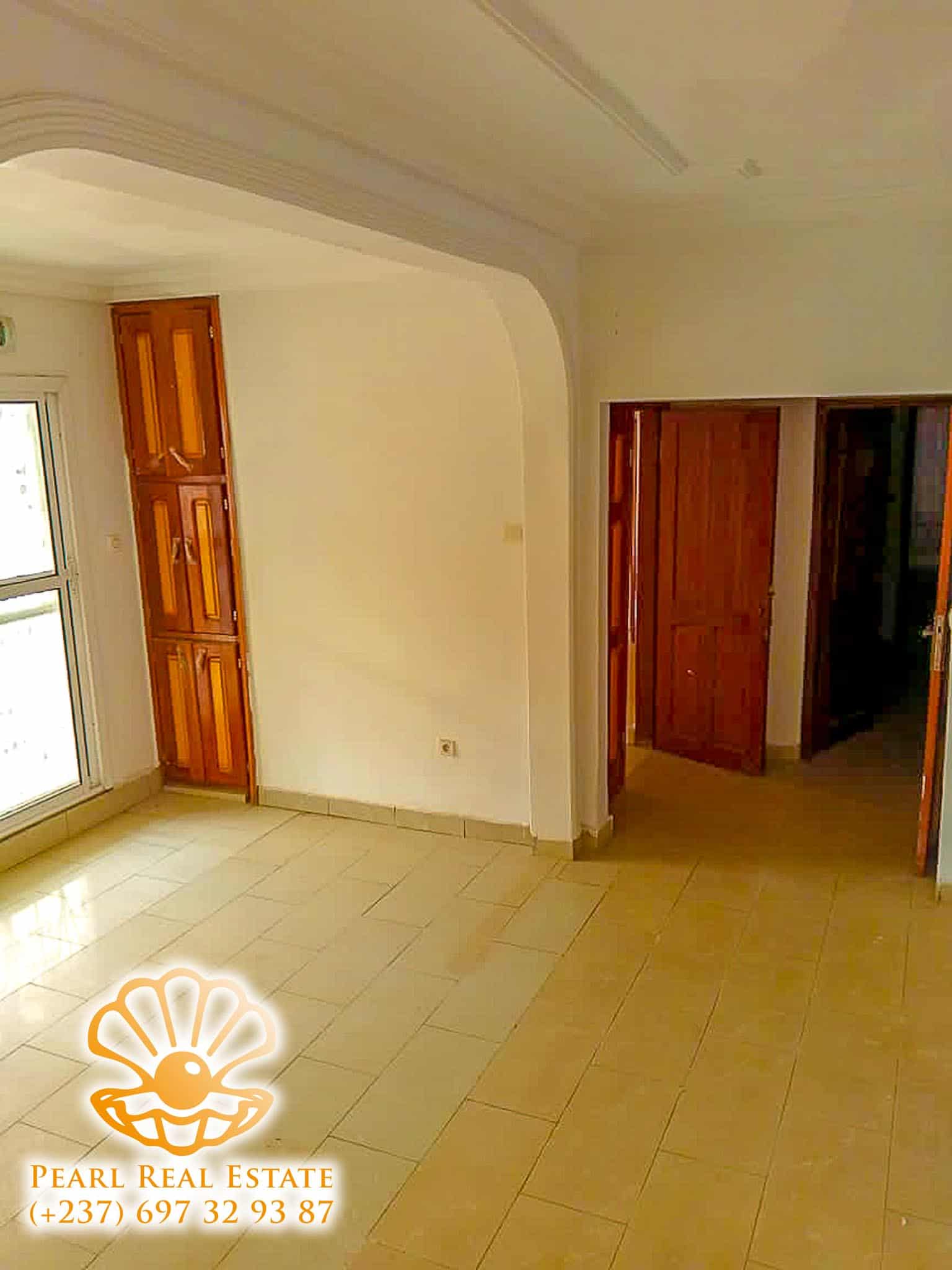 Maison (Villa) à louer - Yaoundé, Bastos, Golf - 1 salon(s), 4 chambre(s), 3 salle(s) de bains - 1 000 000 FCFA / mois