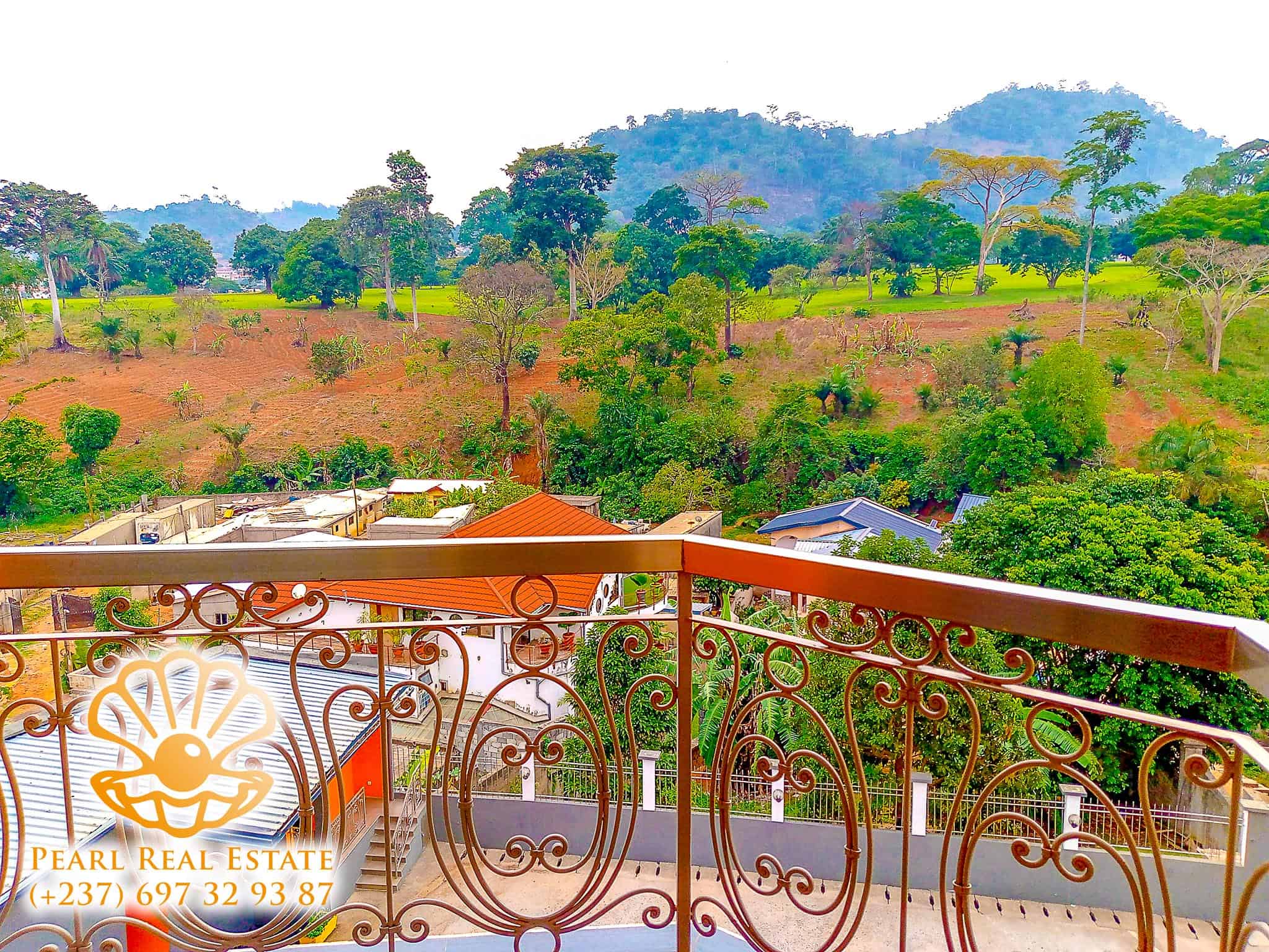 Apartment to rent - Yaoundé, Bastos, Golf - 1 living room(s), 3 bedroom(s), 2 bathroom(s) - 1 000 000 FCFA / month