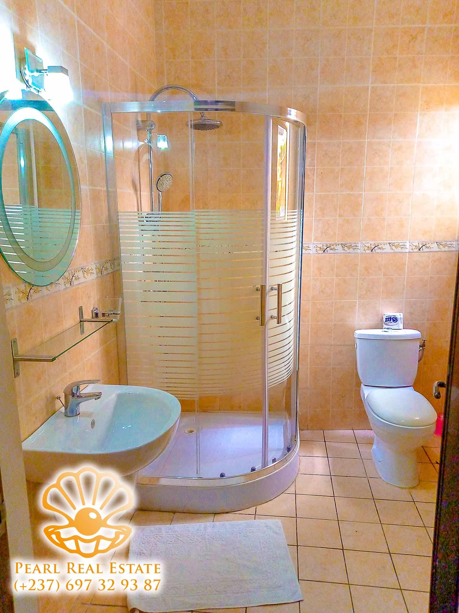 Apartment to rent - Yaoundé, Bastos, Golf - 1 living room(s), 3 bedroom(s), 2 bathroom(s) - 1 000 000 FCFA / month