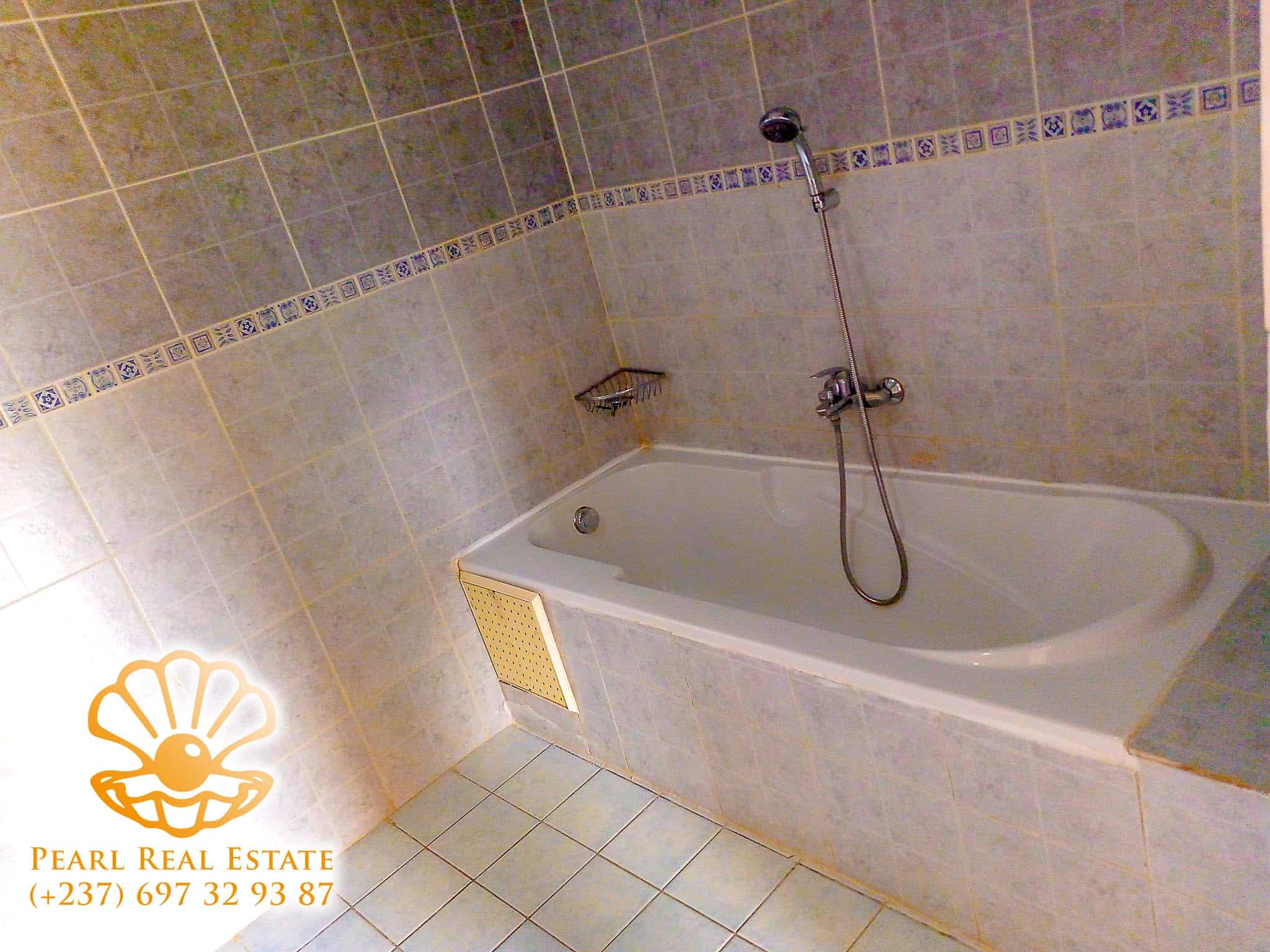 Apartment to rent - Yaoundé, Bastos, Golf - 1 living room(s), 3 bedroom(s), 2 bathroom(s) - 1 000 000 FCFA / month
