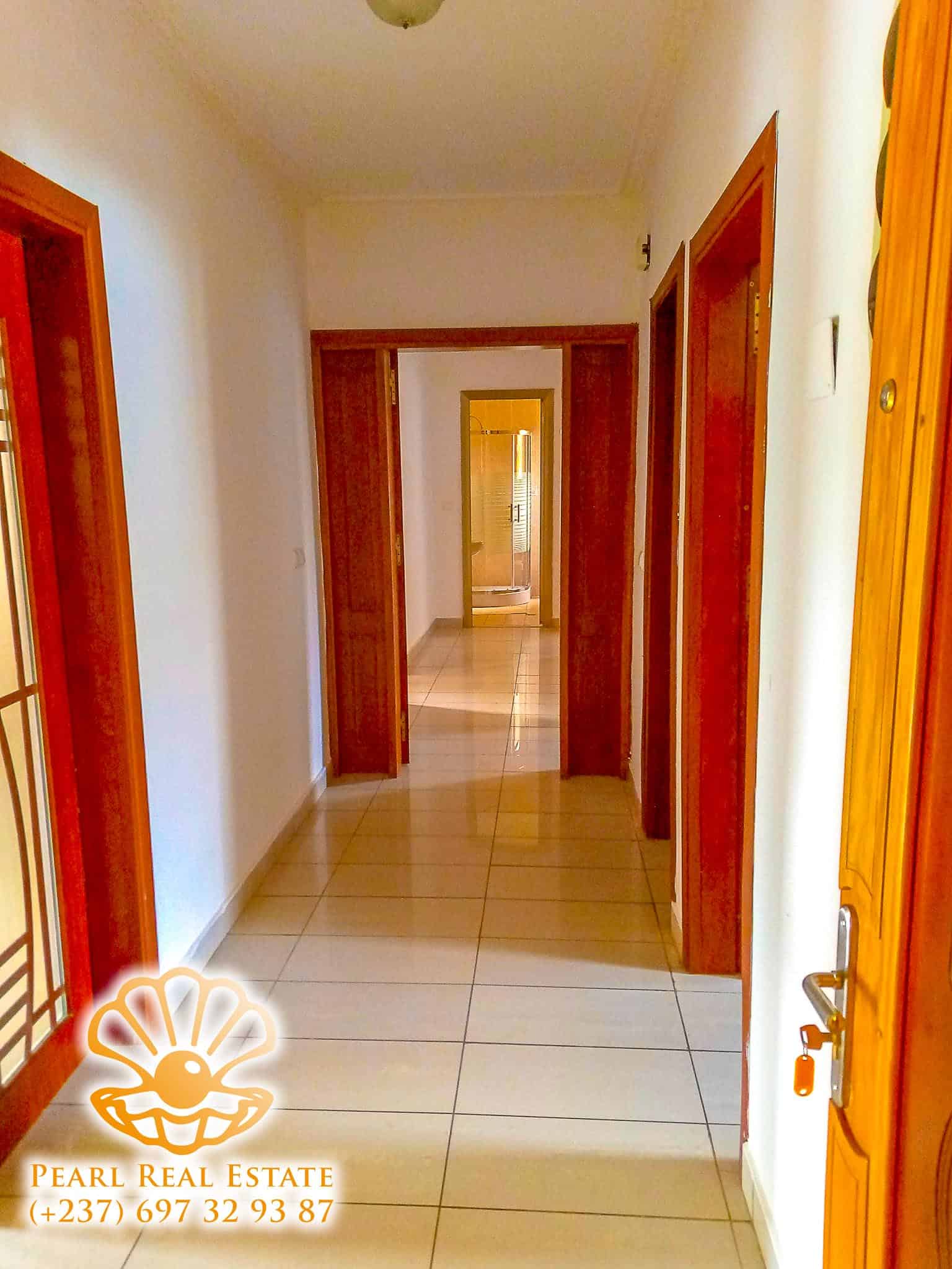 Apartment to rent - Yaoundé, Bastos, Golf - 1 living room(s), 3 bedroom(s), 2 bathroom(s) - 1 000 000 FCFA / month