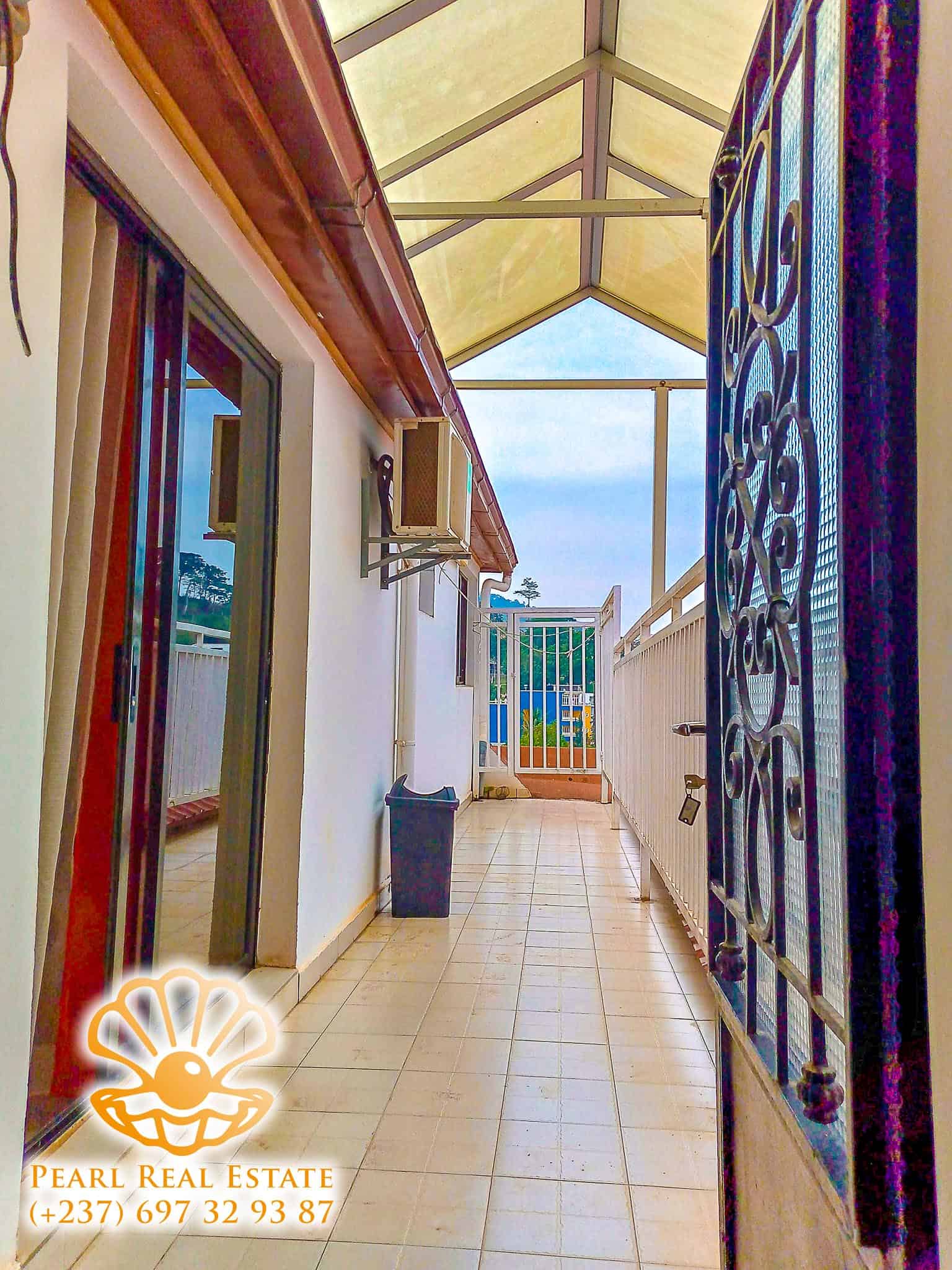 Apartment to rent - Yaoundé, Bastos, Golf - 1 living room(s), 1 bedroom(s), 1 bathroom(s) - 35 000 FCFA / month