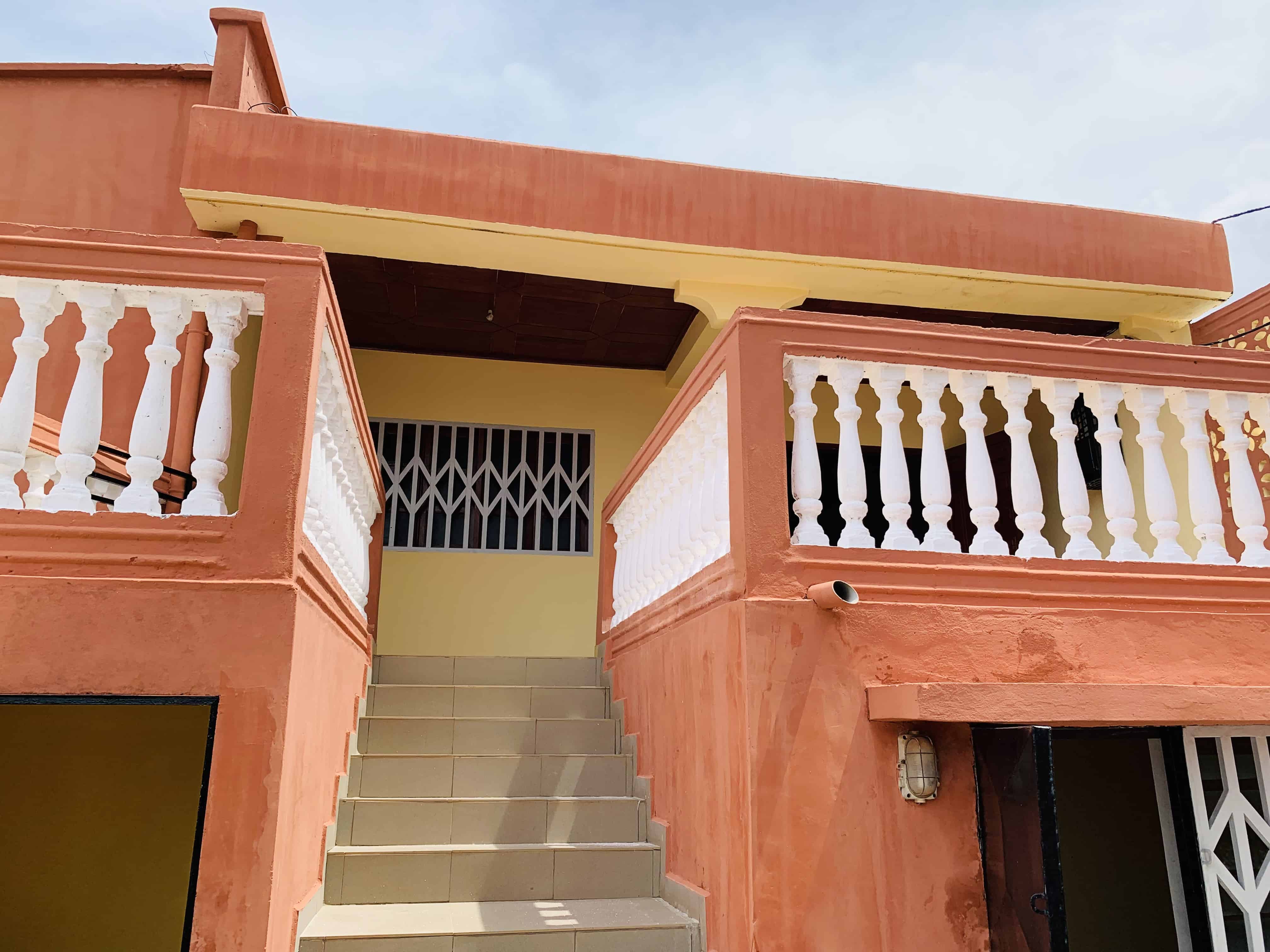 Maison (Villa) à louer - Yaoundé, Biyem-Assi, Carrefour - 1 salon(s), 4 chambre(s), 3 salle(s) de bains - 500 000 FCFA / mois