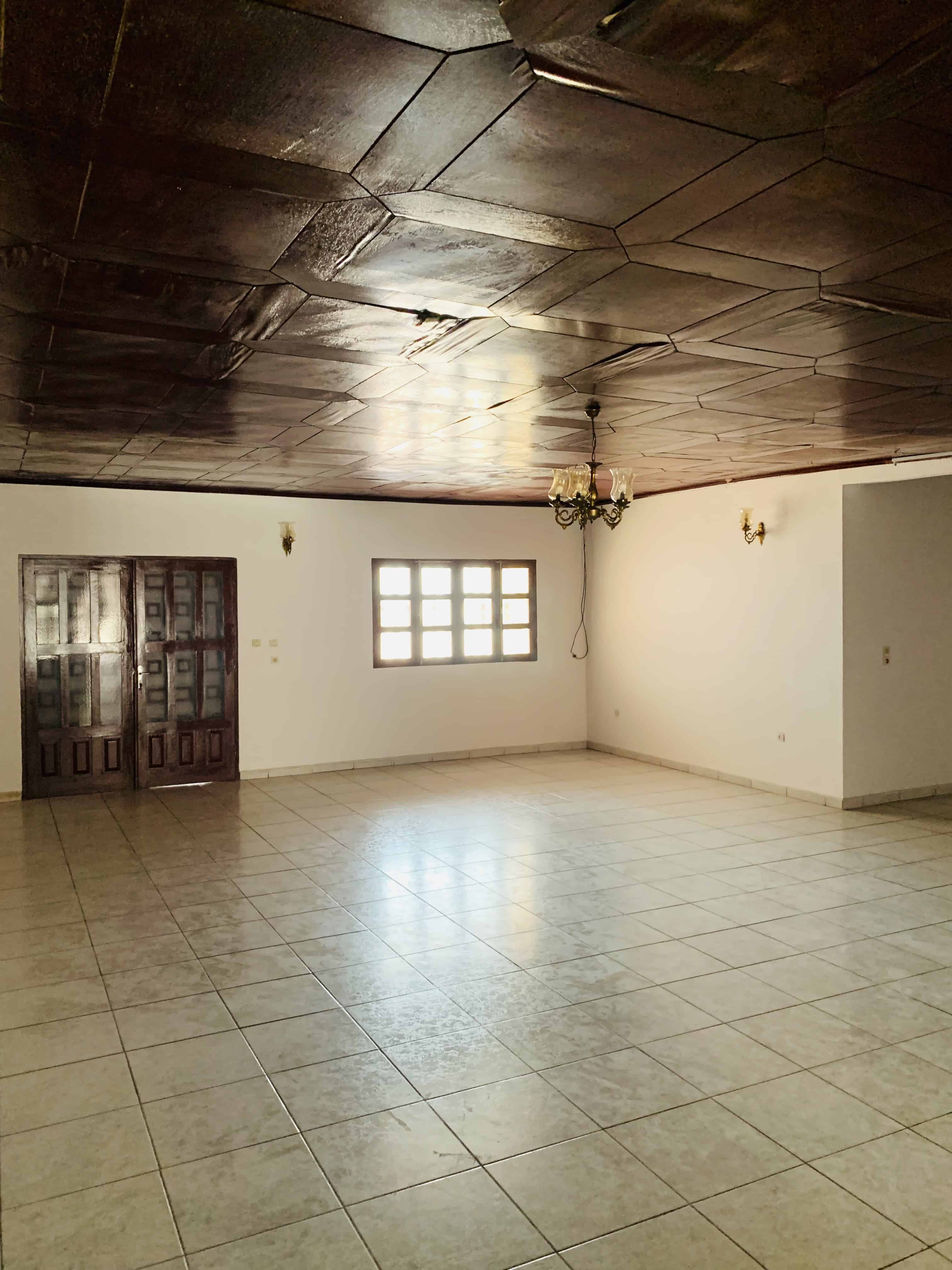 Maison (Villa) à louer - Yaoundé, Biyem-Assi, Carrefour - 1 salon(s), 4 chambre(s), 3 salle(s) de bains - 500 000 FCFA / mois