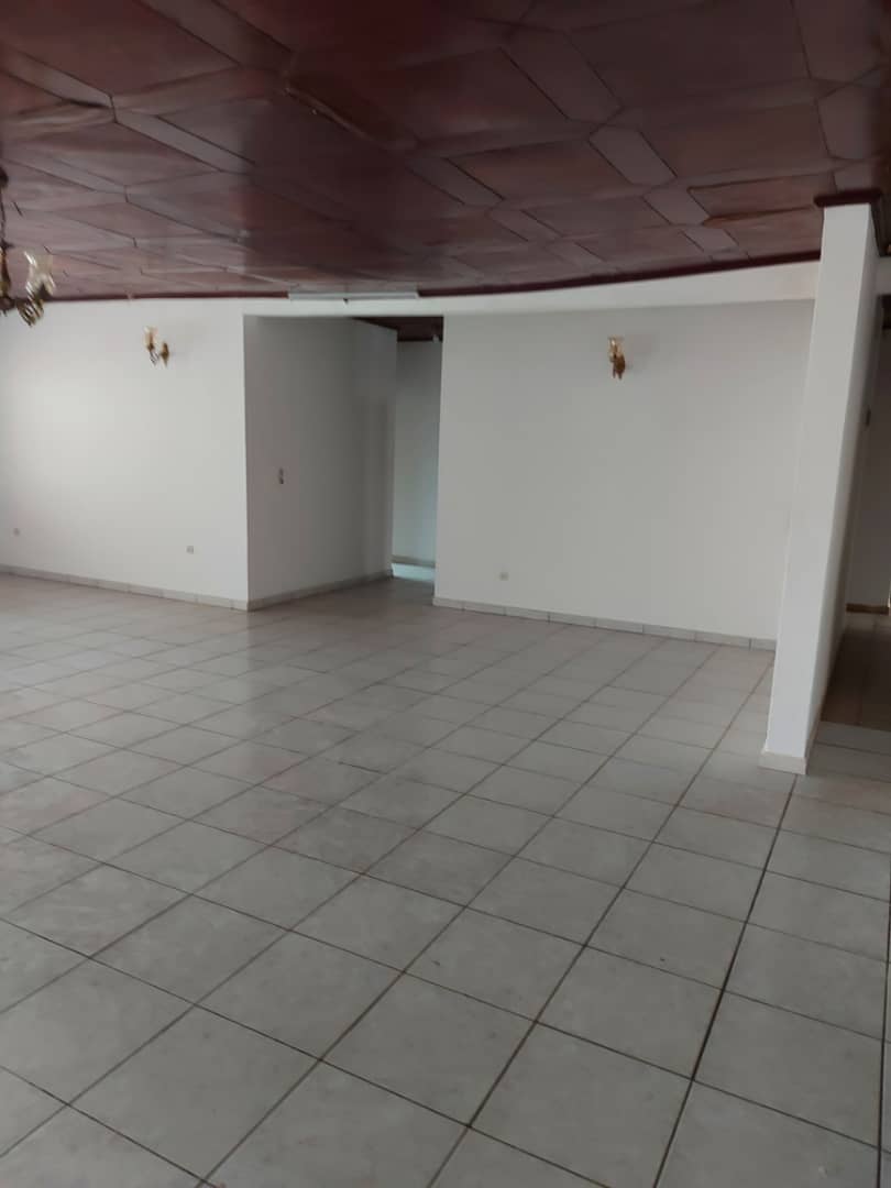 Maison (Villa) à louer - Yaoundé, Biyem-Assi, Carrefour - 1 salon(s), 4 chambre(s), 3 salle(s) de bains - 500 000 FCFA / mois