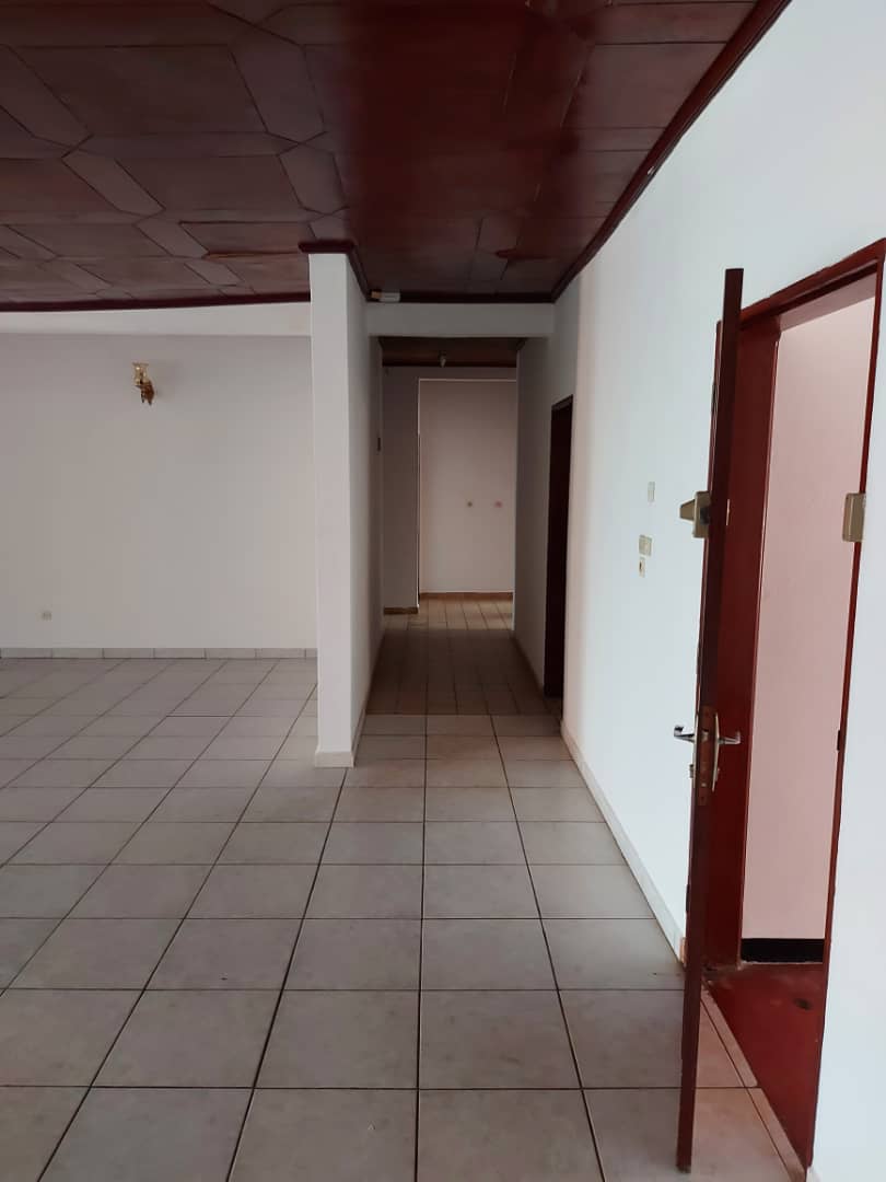 Maison (Villa) à louer - Yaoundé, Biyem-Assi, Carrefour - 1 salon(s), 4 chambre(s), 3 salle(s) de bains - 500 000 FCFA / mois