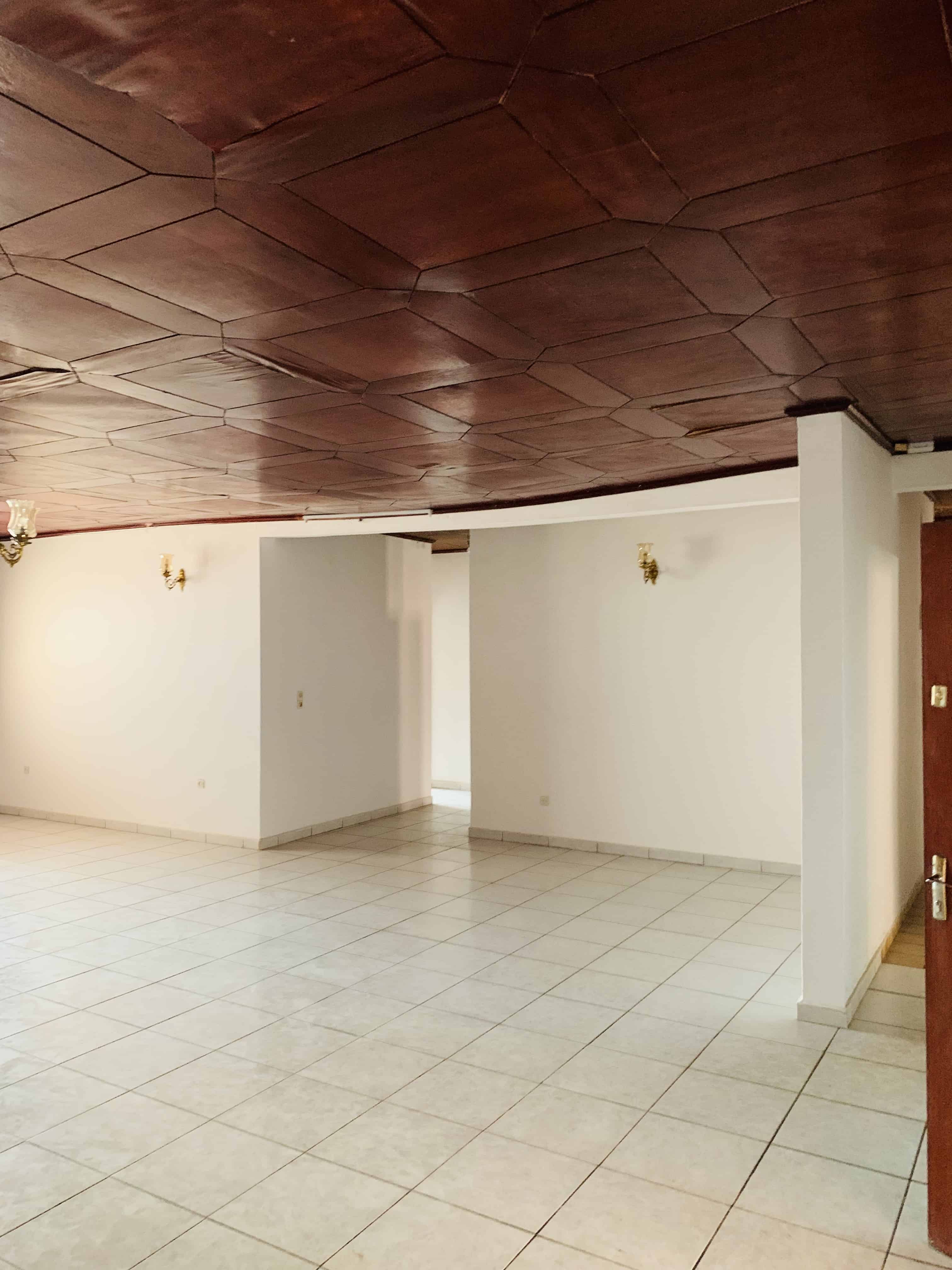 Maison (Villa) à louer - Yaoundé, Biyem-Assi, Carrefour - 1 salon(s), 4 chambre(s), 3 salle(s) de bains - 500 000 FCFA / mois