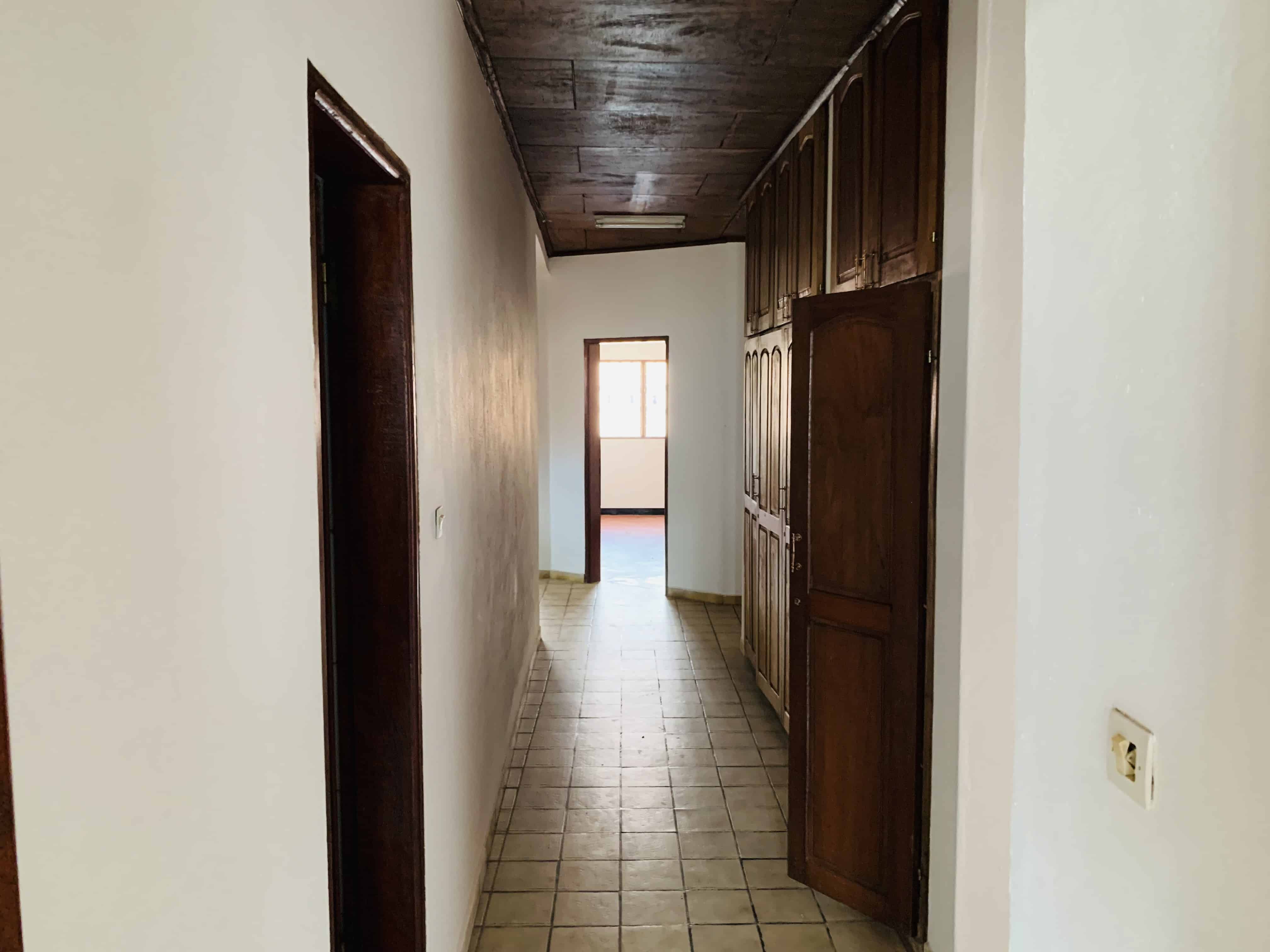 Maison (Villa) à louer - Yaoundé, Biyem-Assi, Carrefour - 1 salon(s), 4 chambre(s), 3 salle(s) de bains - 500 000 FCFA / mois