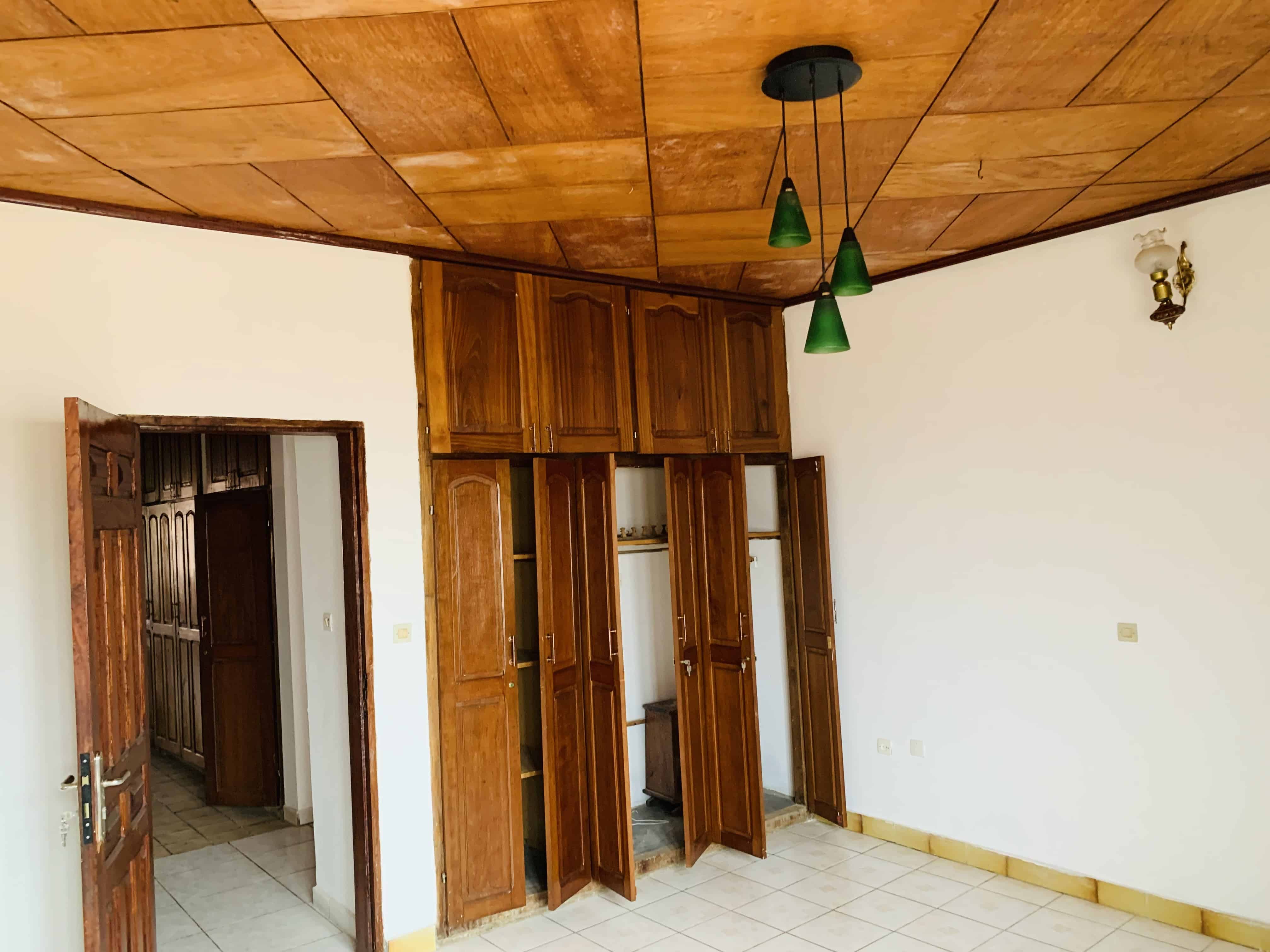 Maison (Villa) à louer - Yaoundé, Biyem-Assi, Carrefour - 1 salon(s), 4 chambre(s), 3 salle(s) de bains - 500 000 FCFA / mois