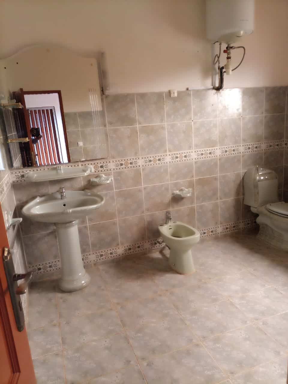 Maison (Duplex) à vendre - Yaoundé, Bastos, Palais de congrès - 2 salon(s), 6 chambre(s), 7 salle(s) de bains - 500 000 000 FCFA